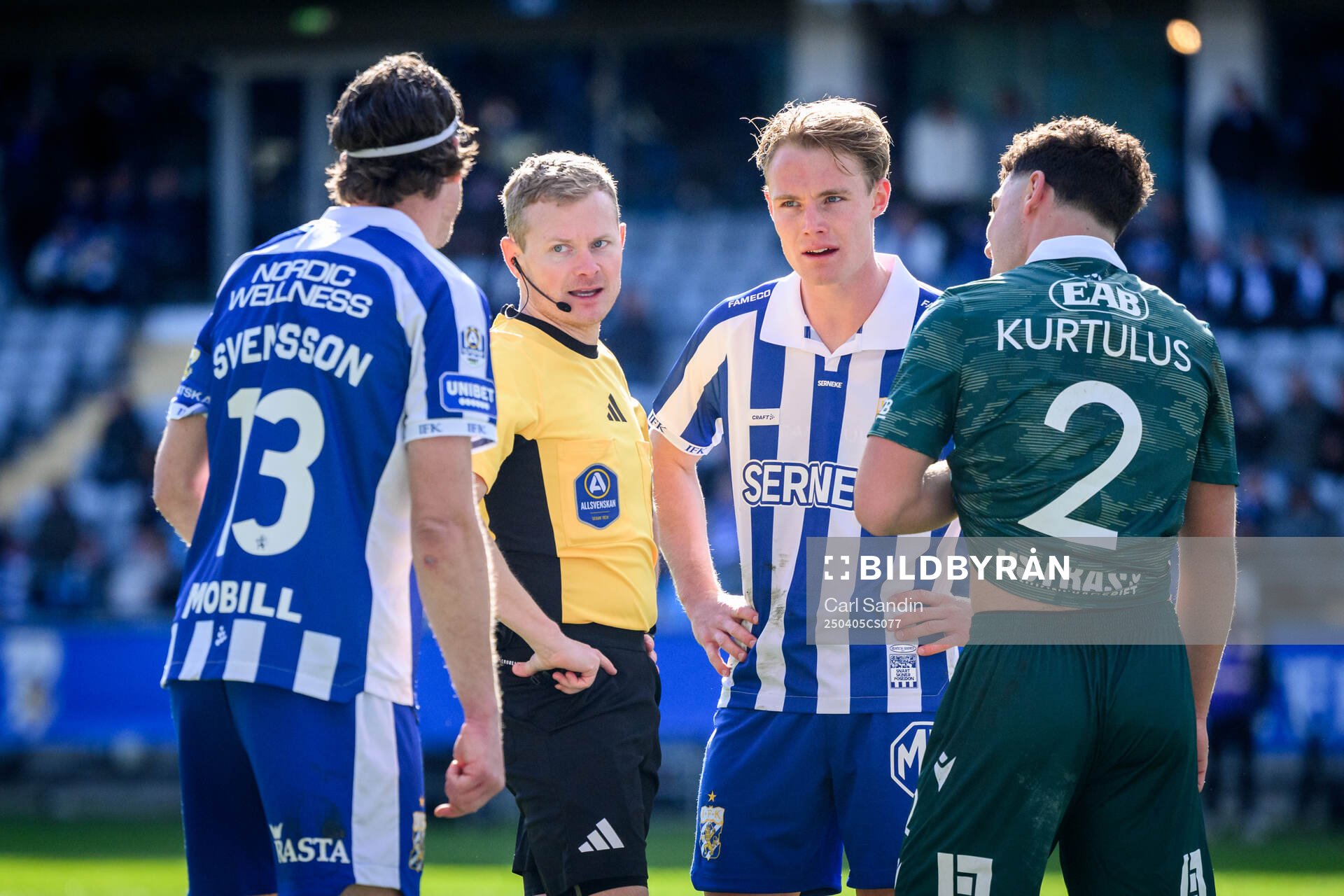 Domare Fredrik Klitte pratar med IFK Göteborgs Gustav Svensson, Max Fenger och Halmstads Bleon Kurtulus under fotbollsmatchen i Allsvenskan mellan IFK Göteborg och Halmstad den 5 april 2025 i Göteborg.