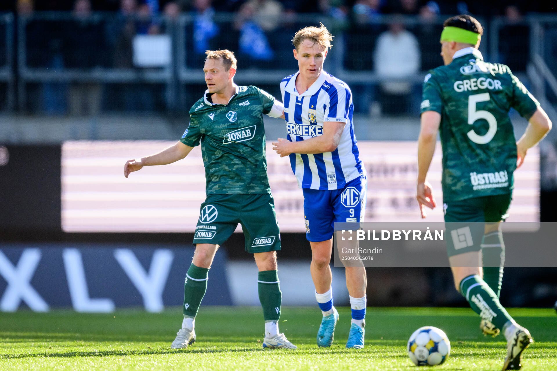 Halmstads Joel Allansson och IFK Göteborgs Max Fenger