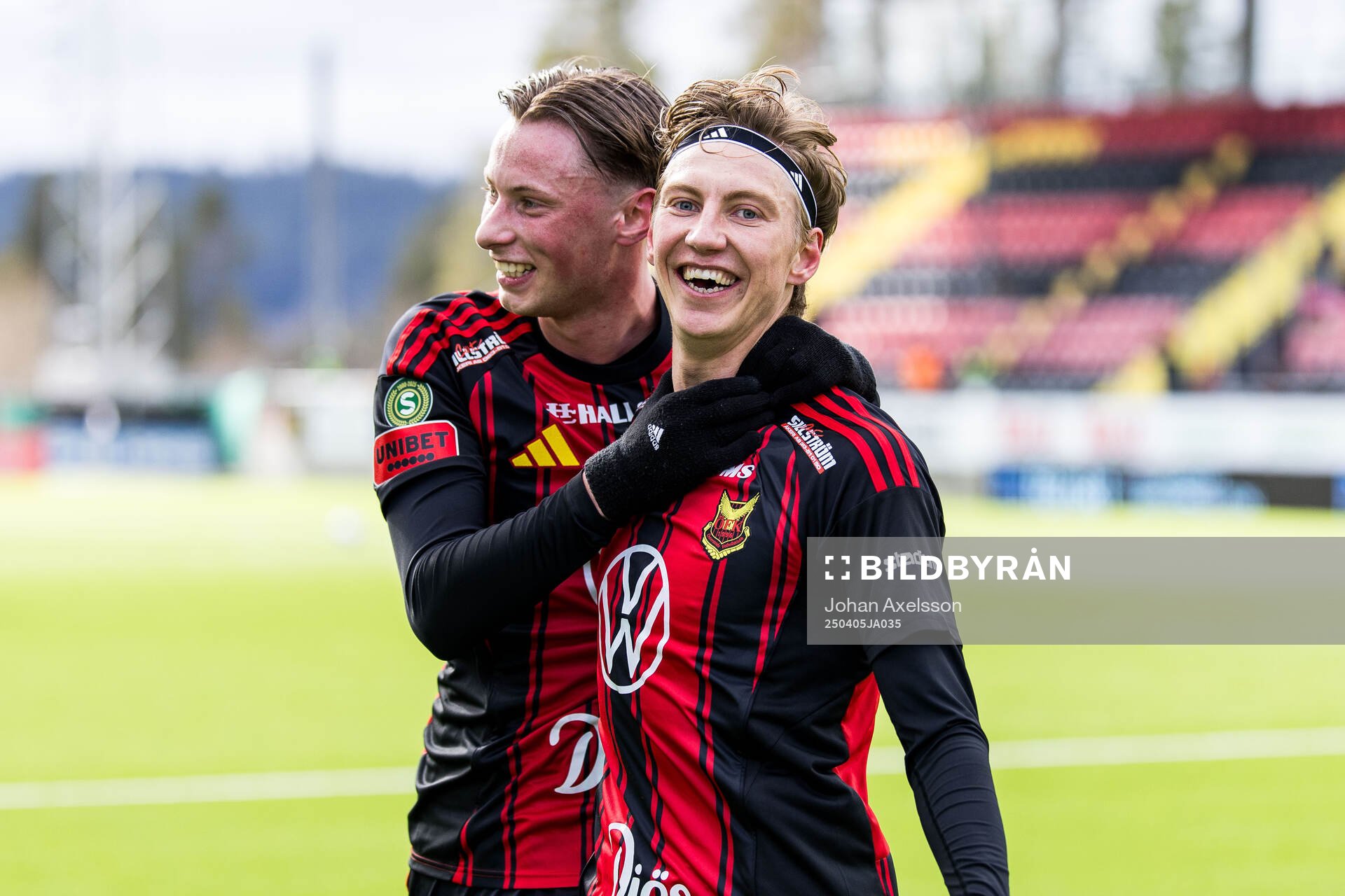 Östersunds Philip Bonde och Albin Sporrong jublar efter 2-0 under fotbollsmatchen i Superettan mellan Östersund och Landskrona den 5 april 2025 i Östersund.
