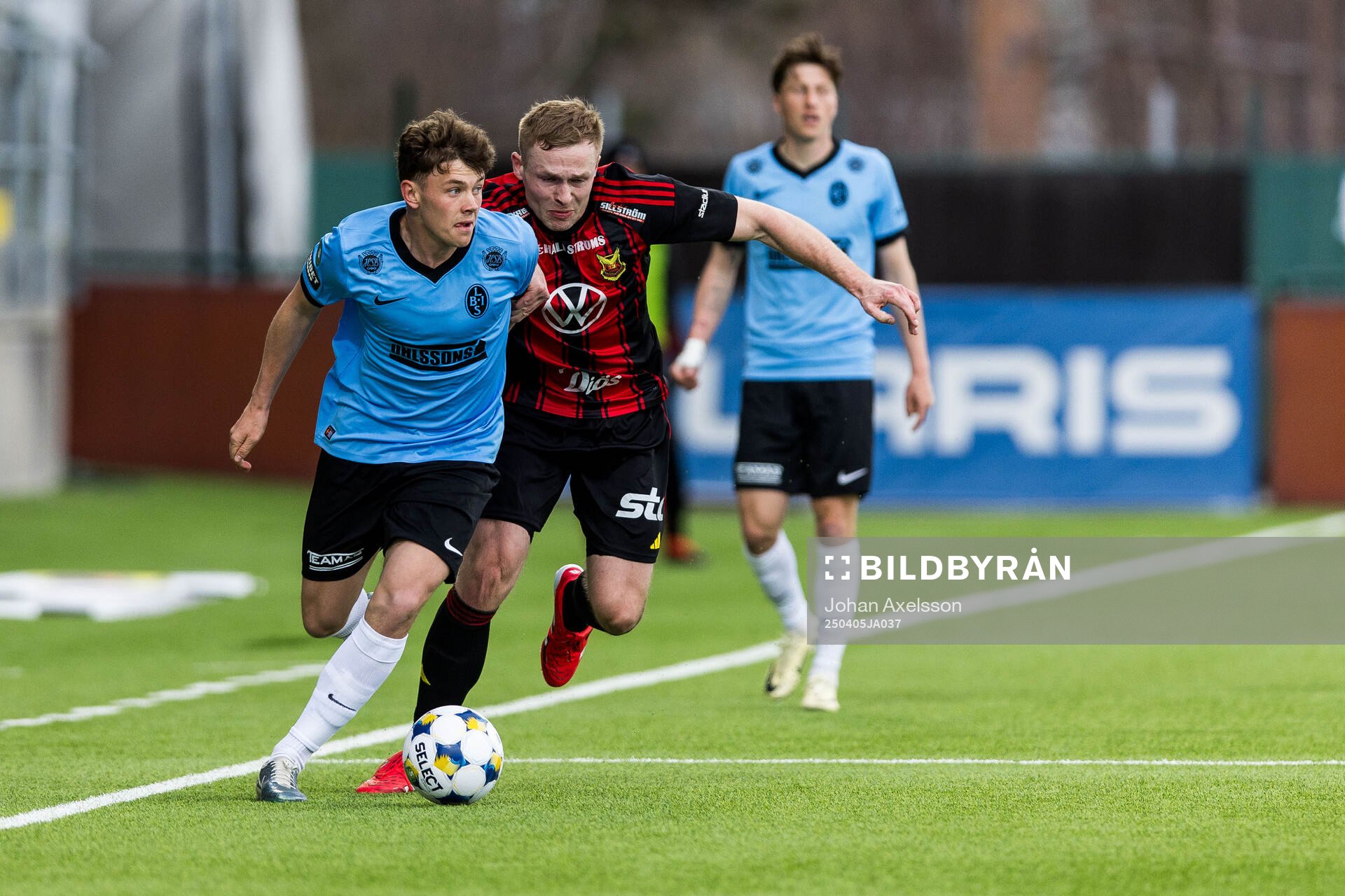 Landskronas Kevin Jensen och Östersunds James Joseph Kirby under fotbollsmatchen i Superettan mellan Östersund och Landskrona den 5 april 2025 i Östersund.