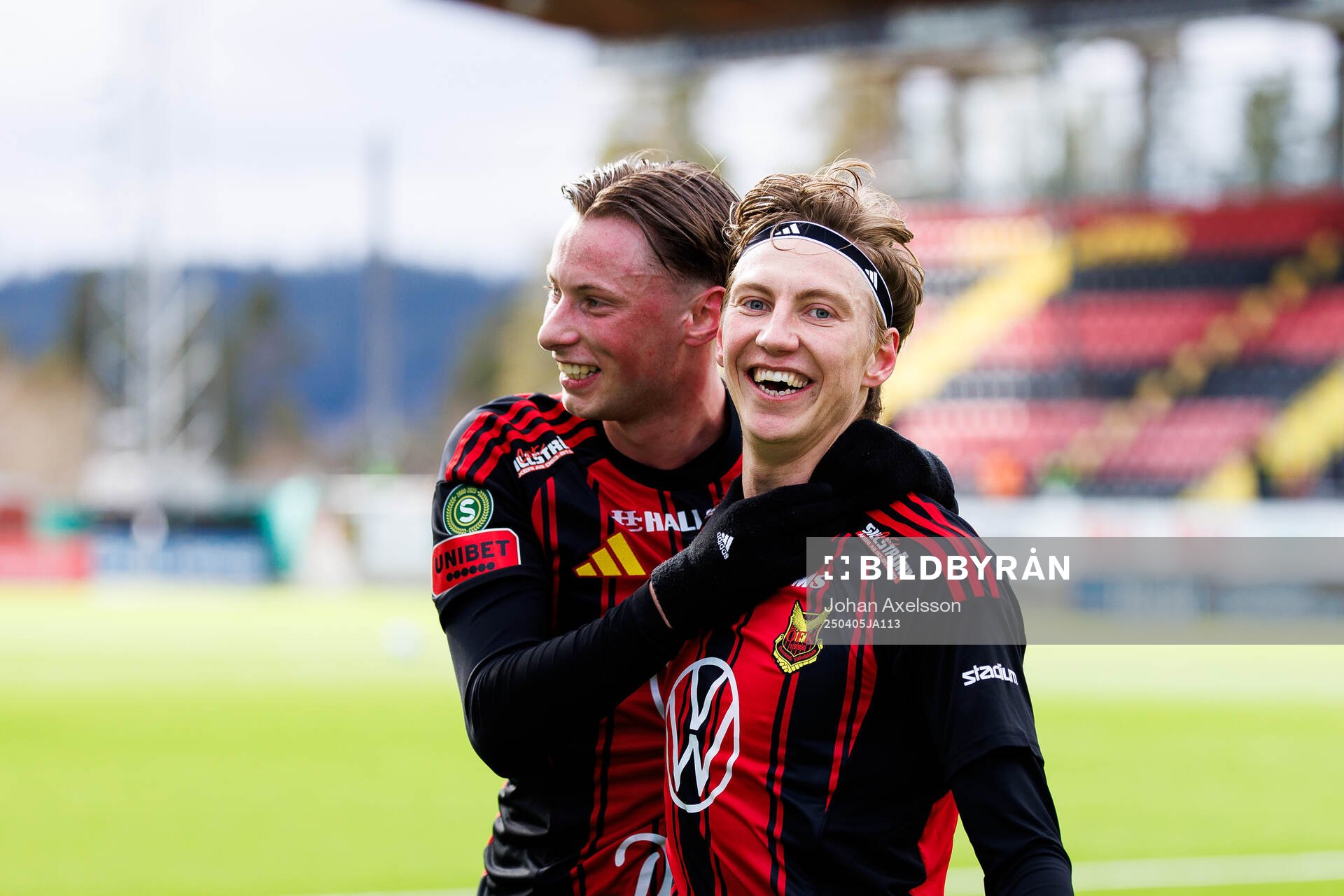 Östersunds Albin Sporrong (th) och Philip Bonde jublar efter 1-0 under fotbollsmatchen i Superettan mellan Östersund och Landskrona den 5 april 2025 i Östersund.