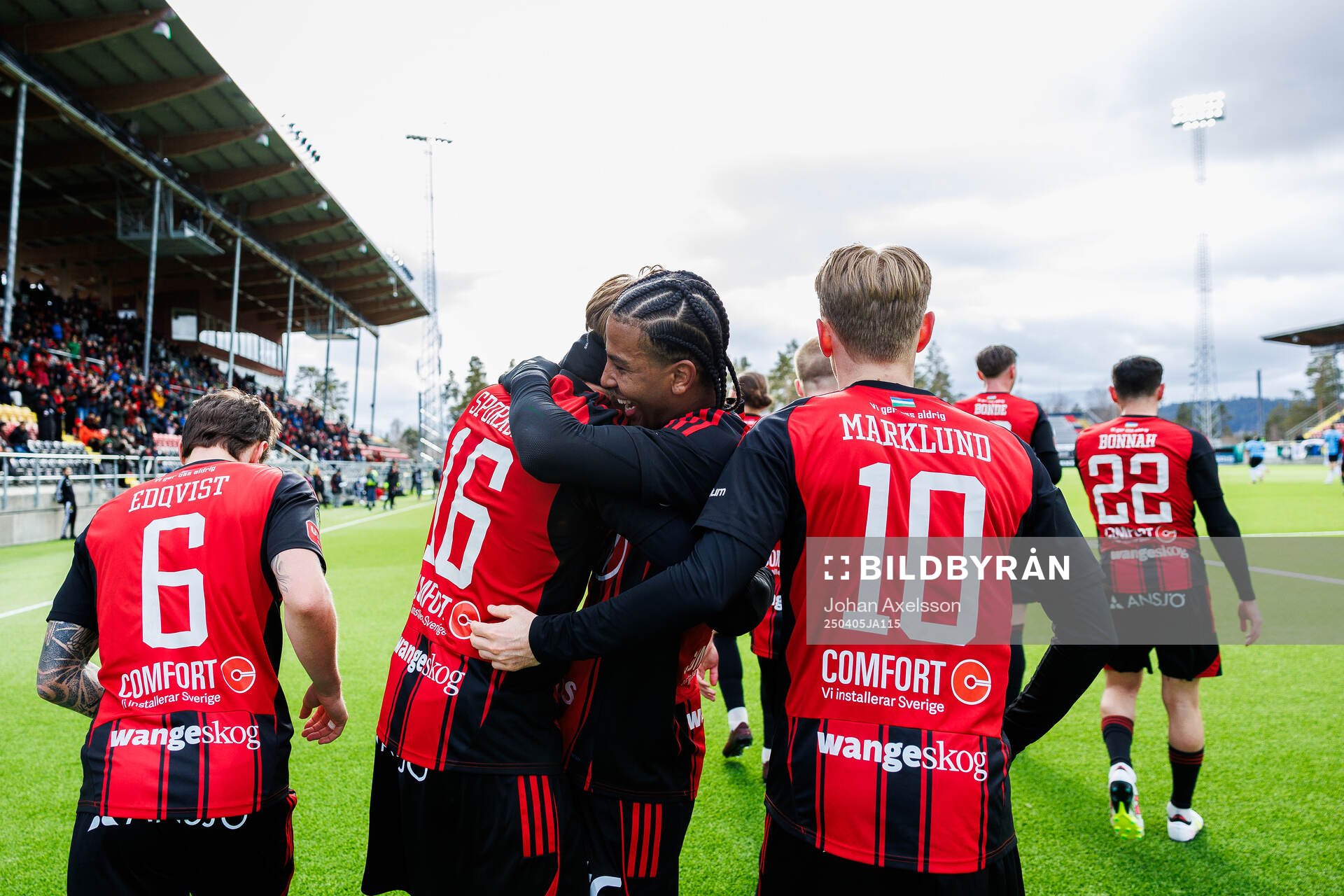 Östersunds Albin Sporrong  och Nebiyou Perry jublar