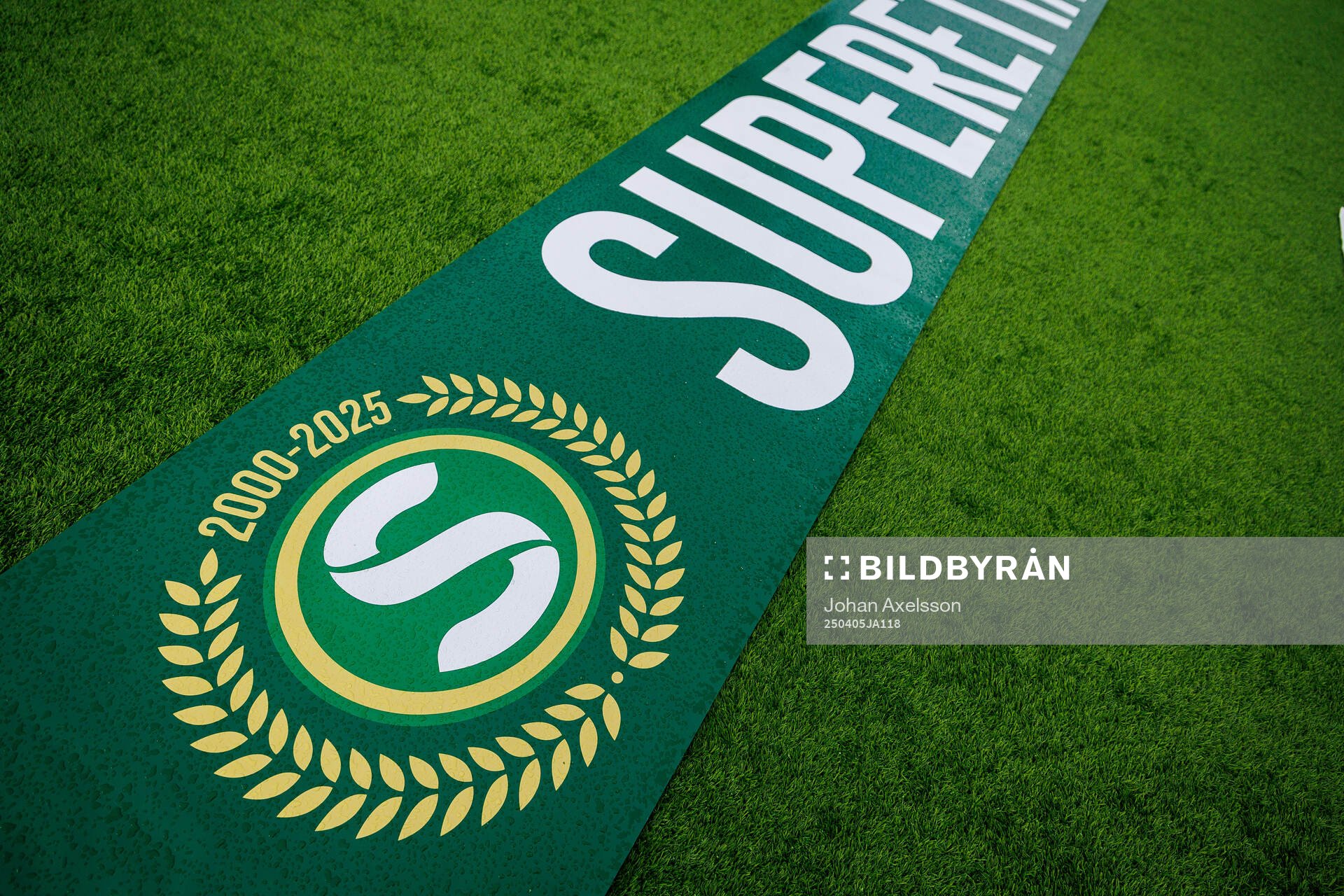 Banderoll med Superettans logo på