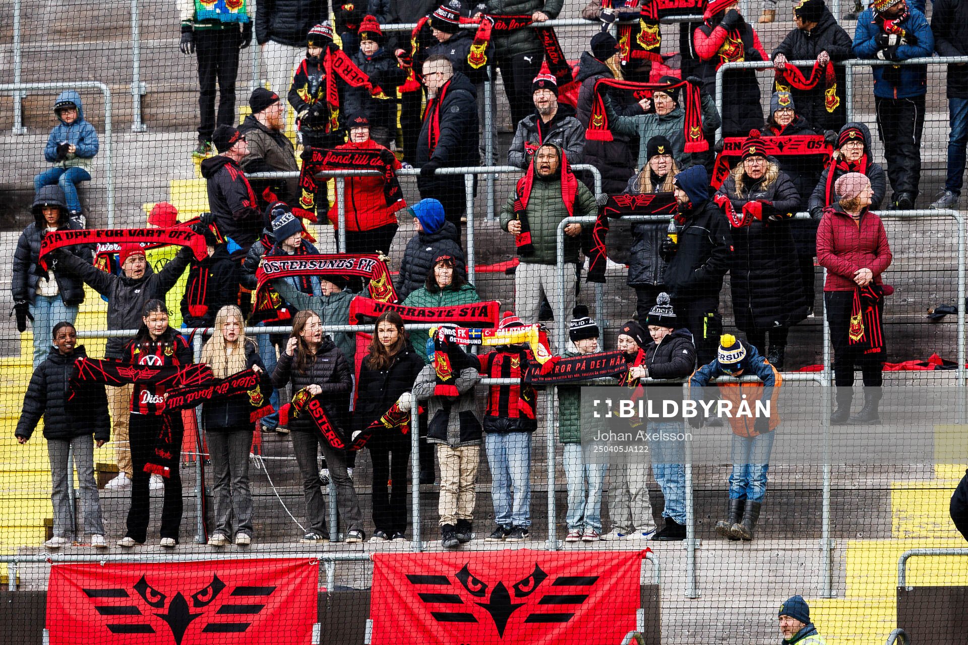 Östersunds fans falkarna med halsdukar