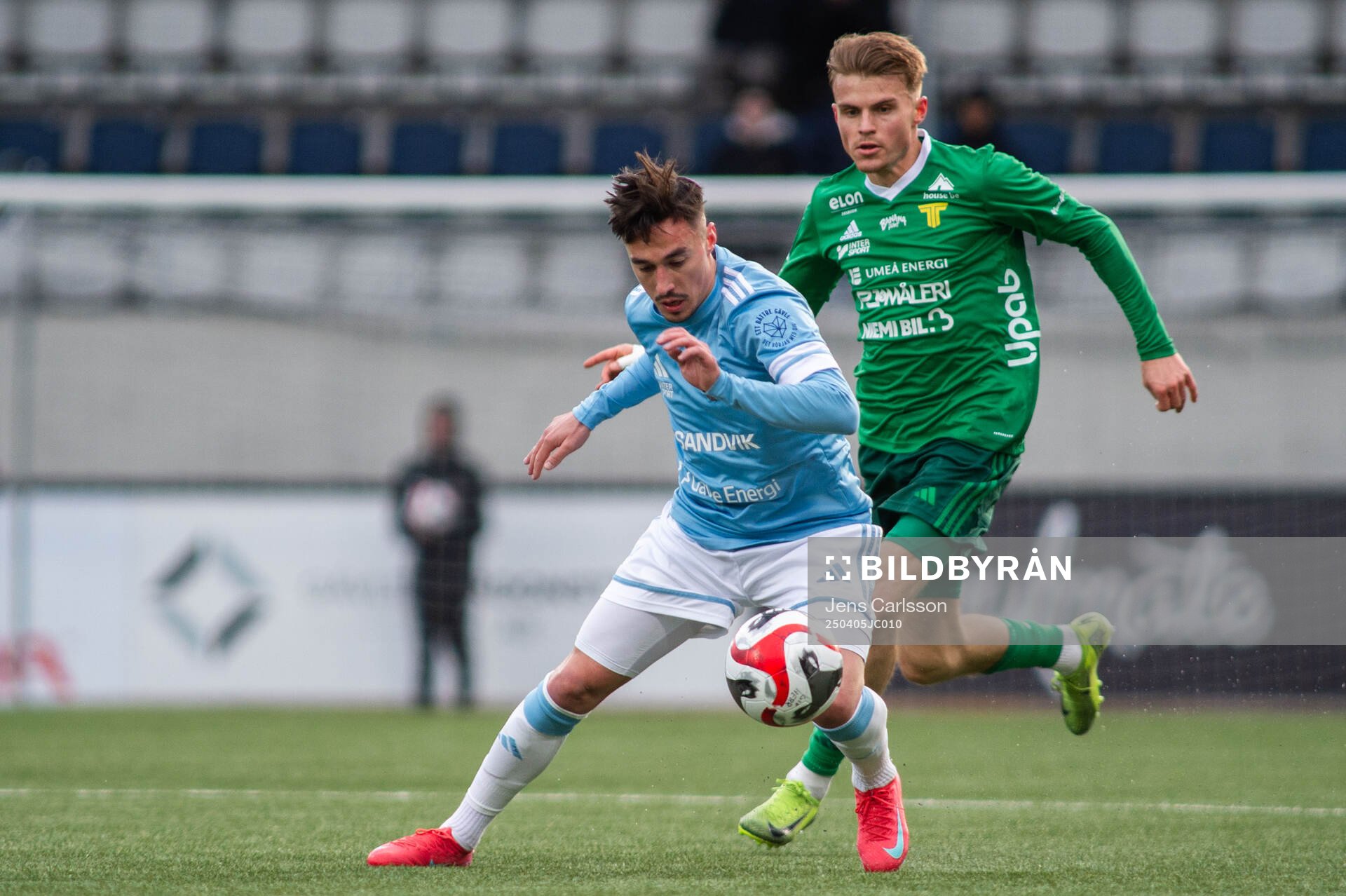 Gefles Deniz Yaldir och Team TGs Albin Näslund under fotbollsmatchen i Ettan norra mellan Gefle och Team TG den 5 april 2025 i Gävle. 