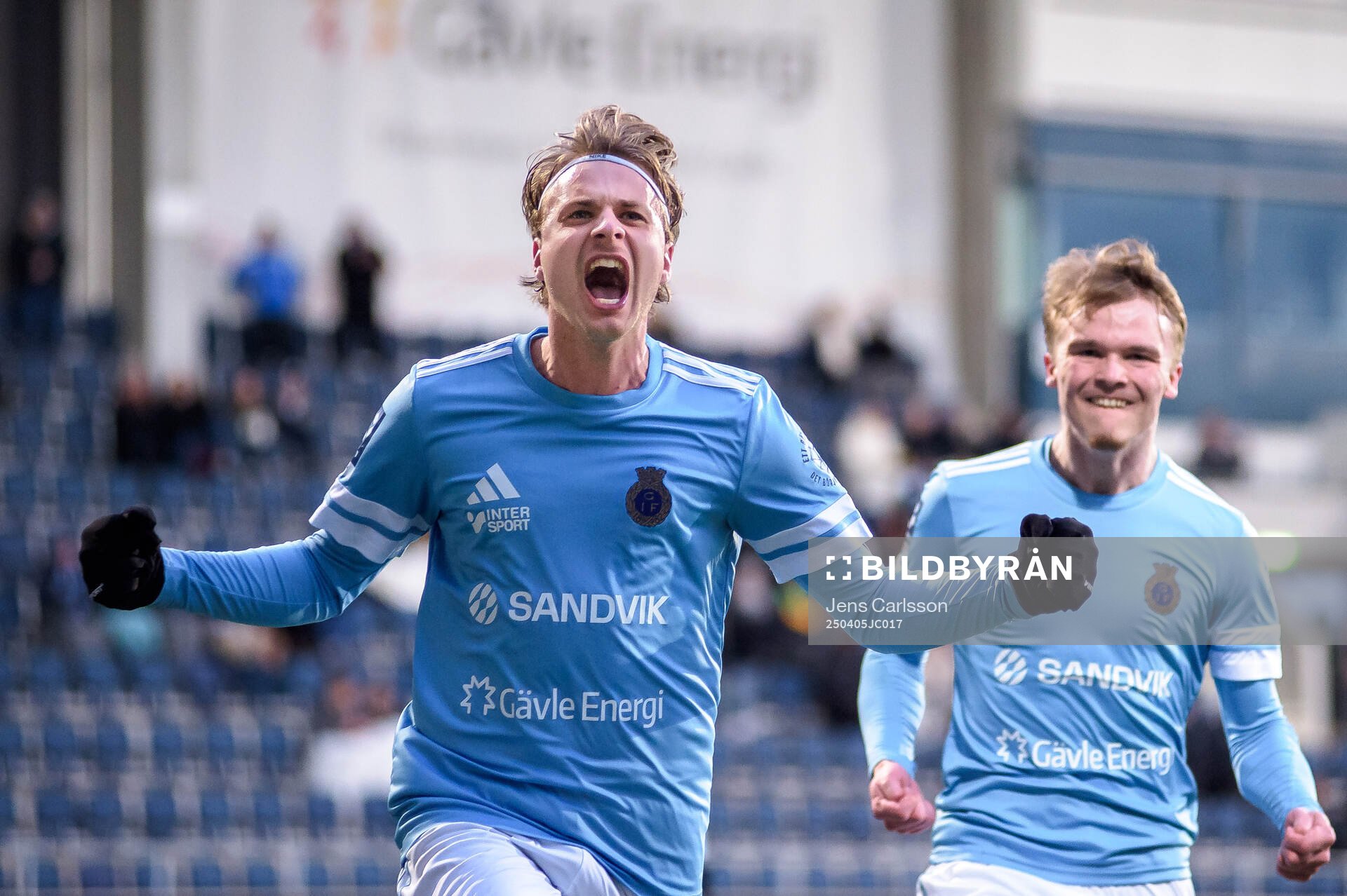 Gefles Måns Berggren och Leon Beronius jublar efter 1-0 under fotbollsmatchen i Ettan norra mellan Gefle och Team TG den 5 april 2025 i Gävle.