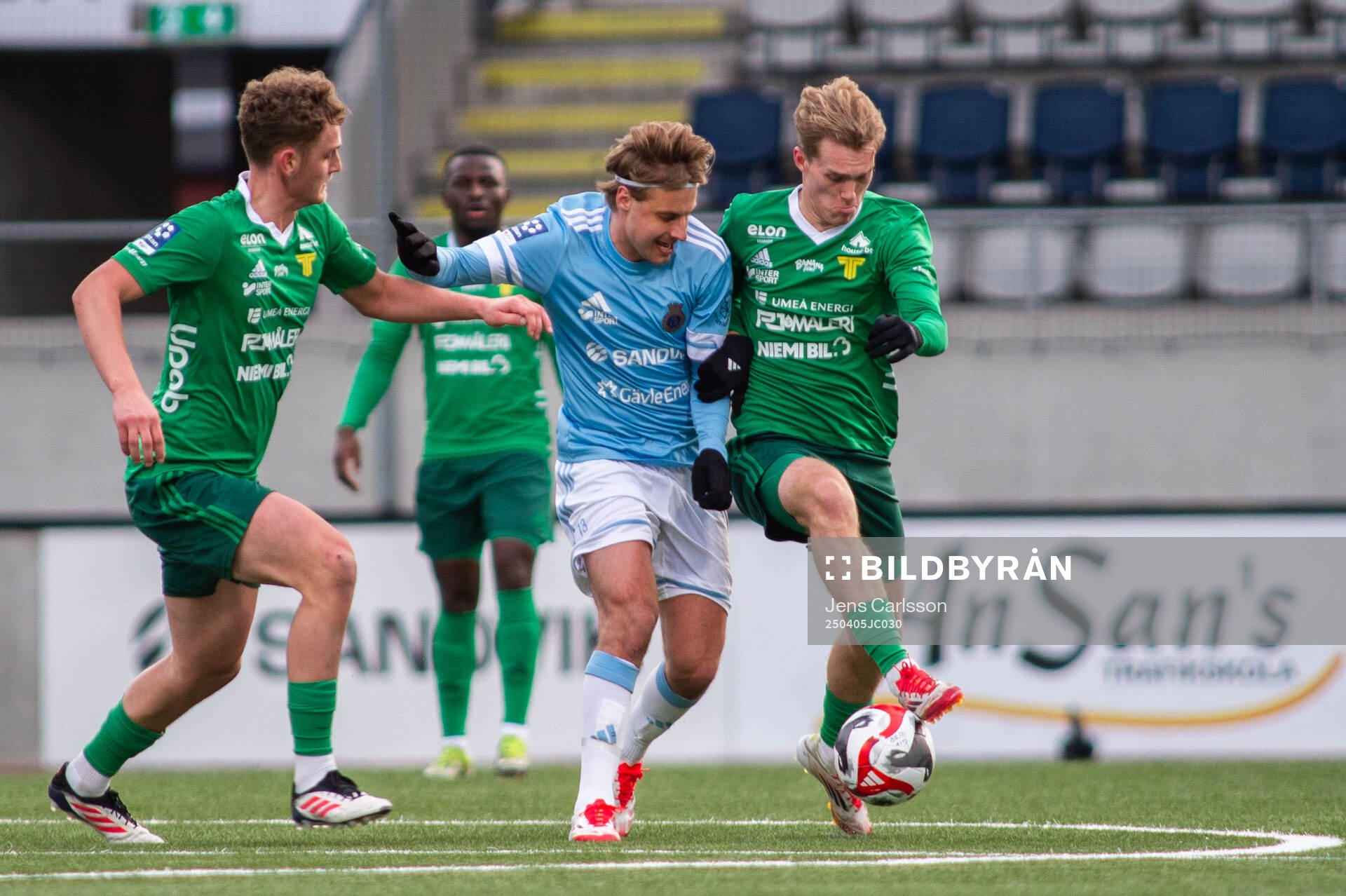 Gefles Måns Berggren och Team TGs Elvis Hansson under fotbollsmatchen i Ettan norra mellan Gefle och Team TG den 5 april 2025 i Gävle. 