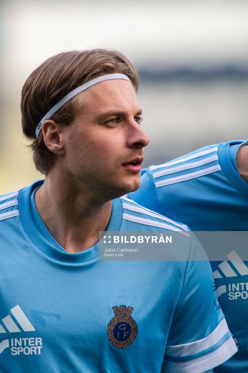 Gefles Måns Berggren under fotbollsmatchen i Ettan norra mellan Gefle och Team TG den 5 april 2025 i Gävle. 