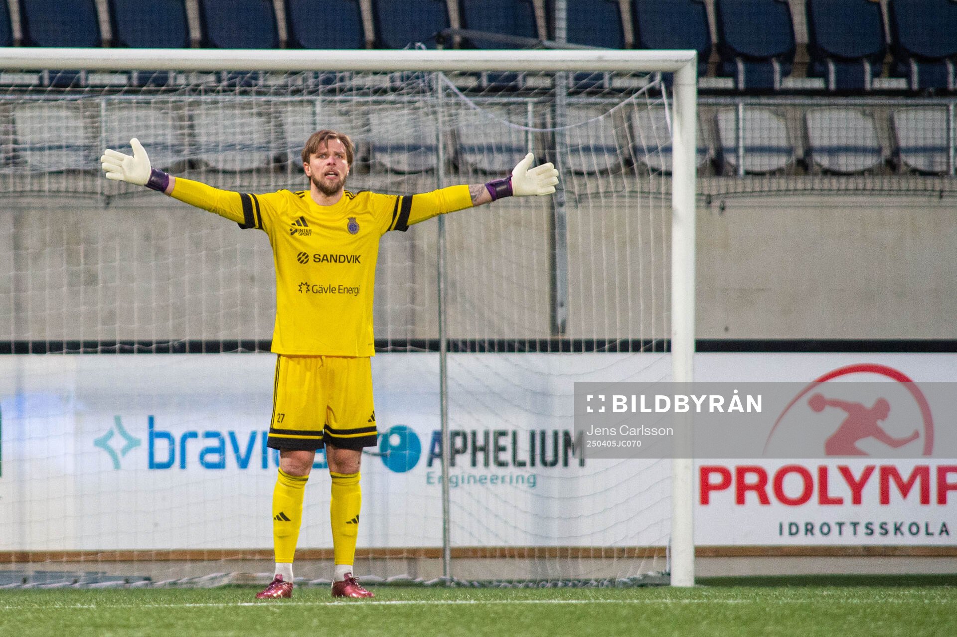 Gefles målvakt Tobias Johansson under fotbollsmatchen i Ettan norra mellan Gefle och Team TG den 5 april 2025 i Gävle. 