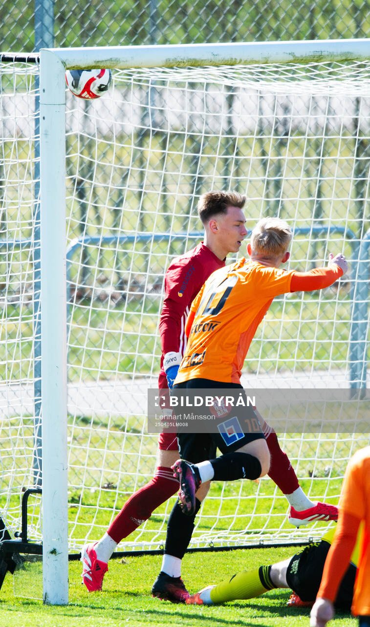 Karlskronas Hampus Holgersson nickar in 0-1 bakom Felix