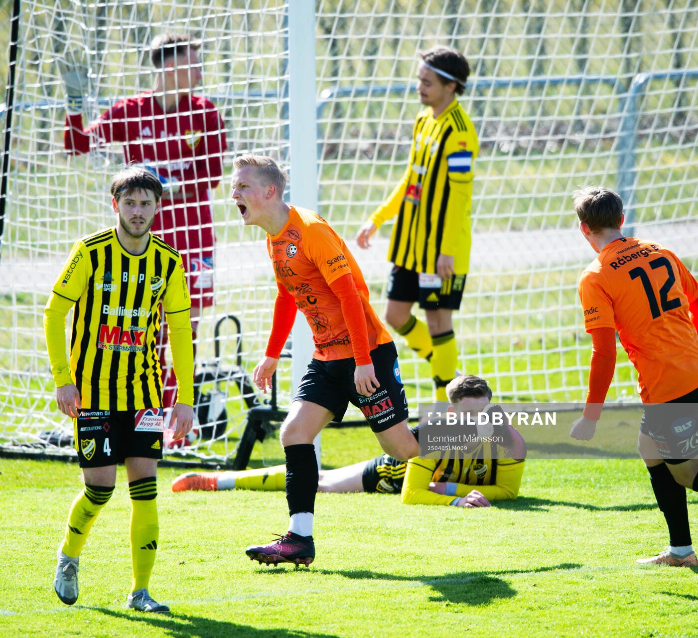 Karlskronas Hampus Holgersson har nickat in 0-1 bakom Felix