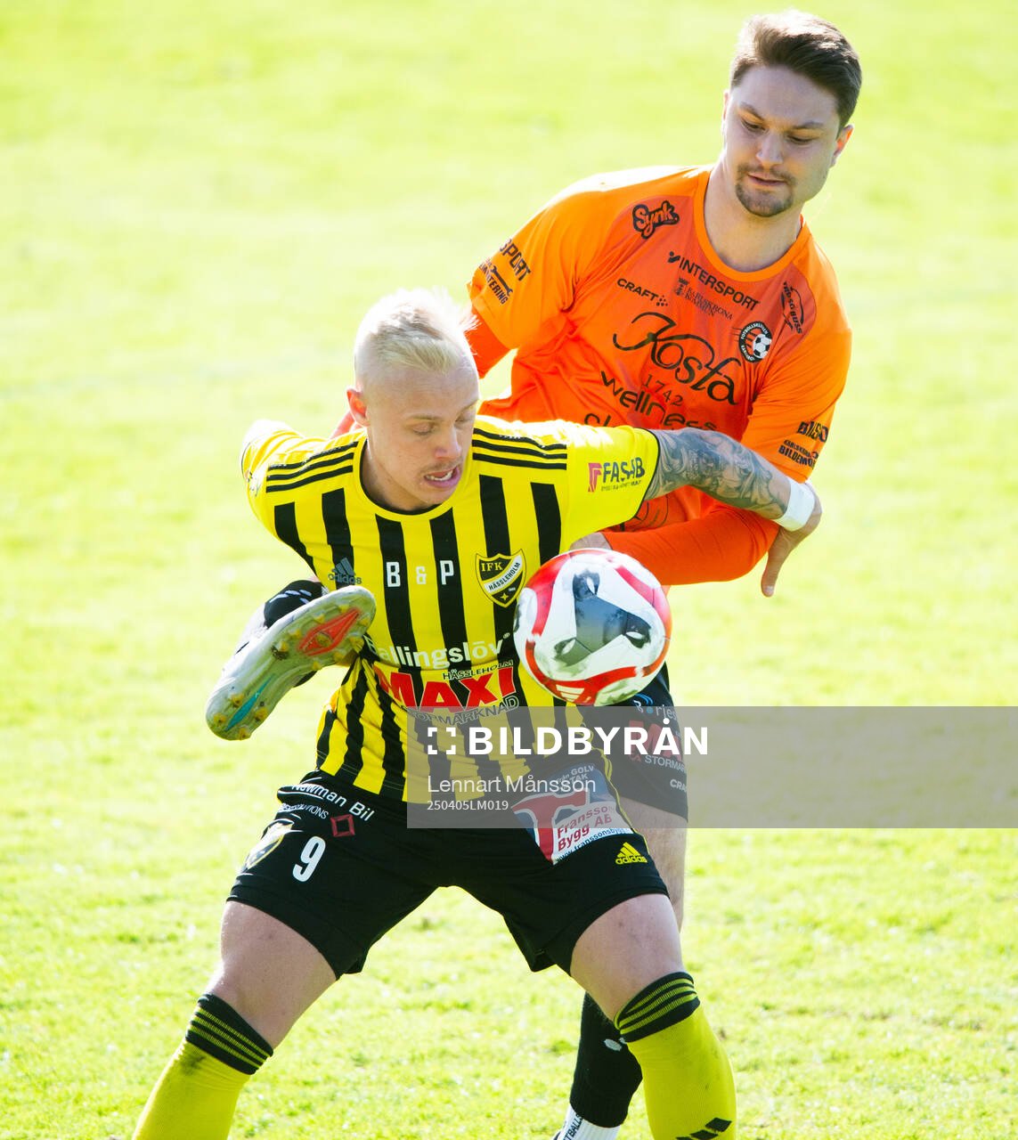 IFK Hässleholms Alexander Sjöström får en spark i