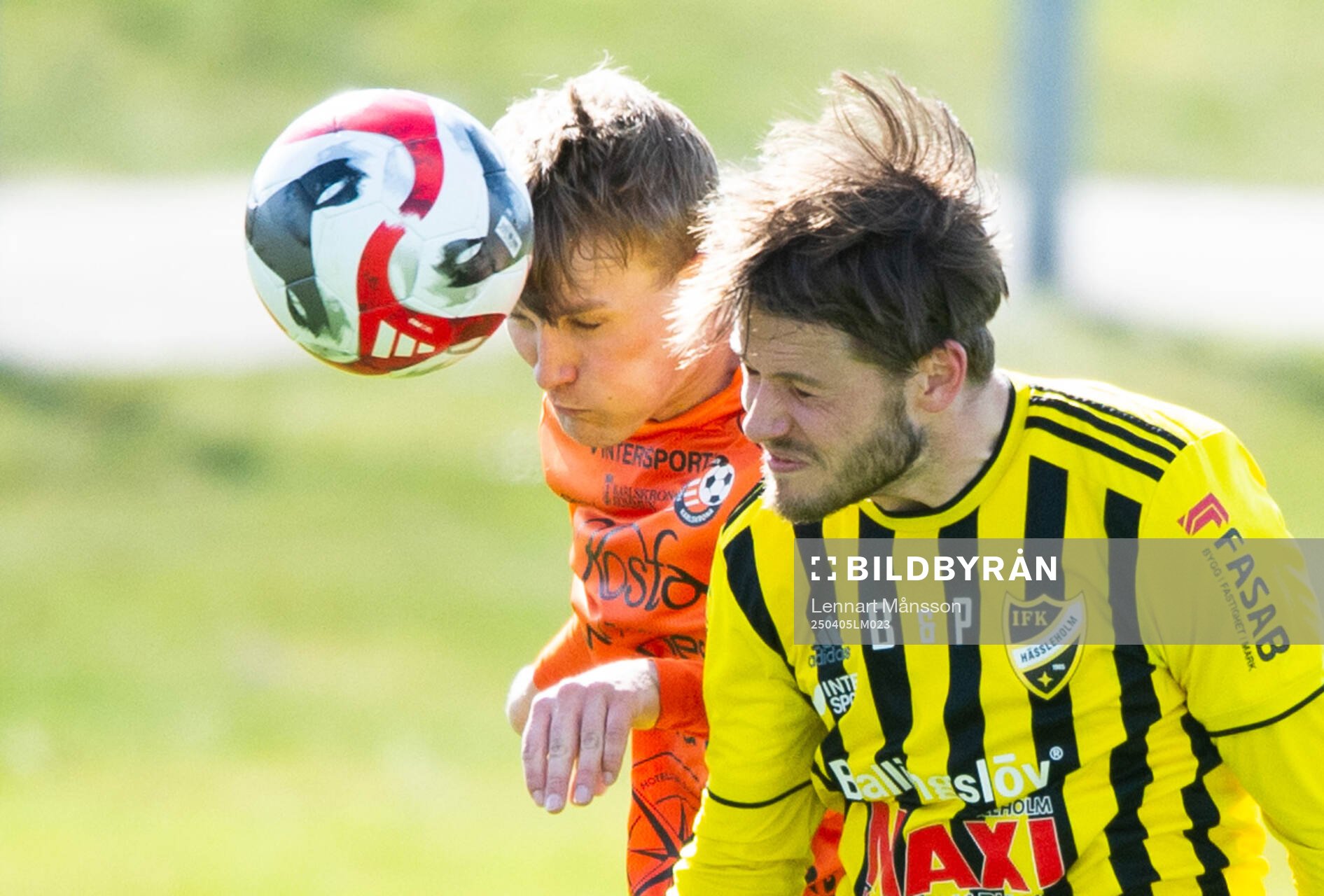 IFK Hässleholms Elliot Pramberg nickduellerar i matchen i