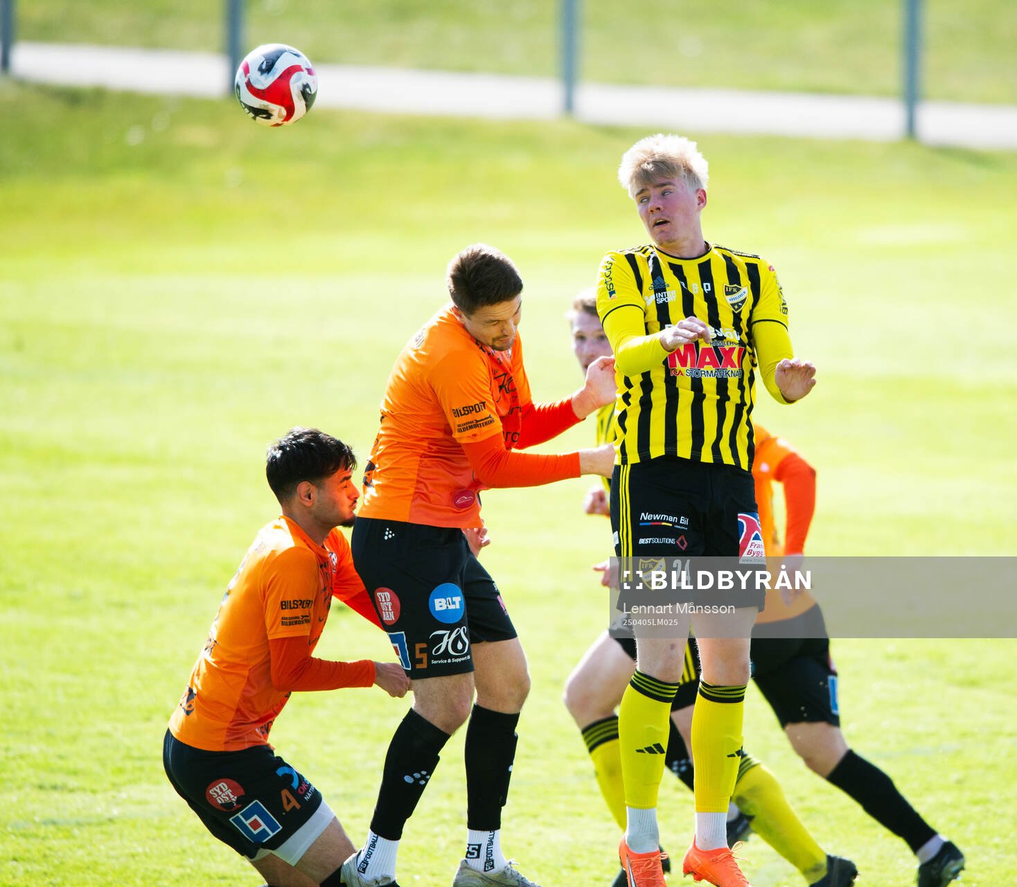 IFK Hässleholms Linus Roslund nickduellerar i matchen i