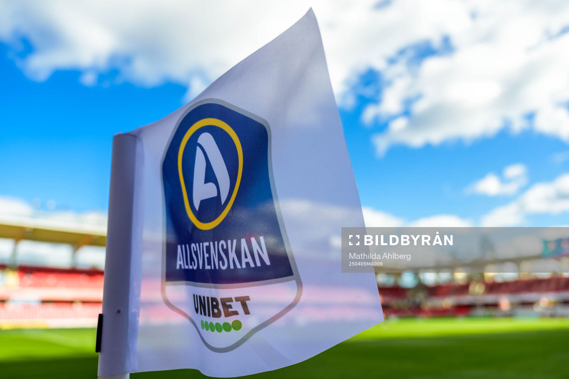 Hörnflagga med Allsvenskan och Unibets logotyp