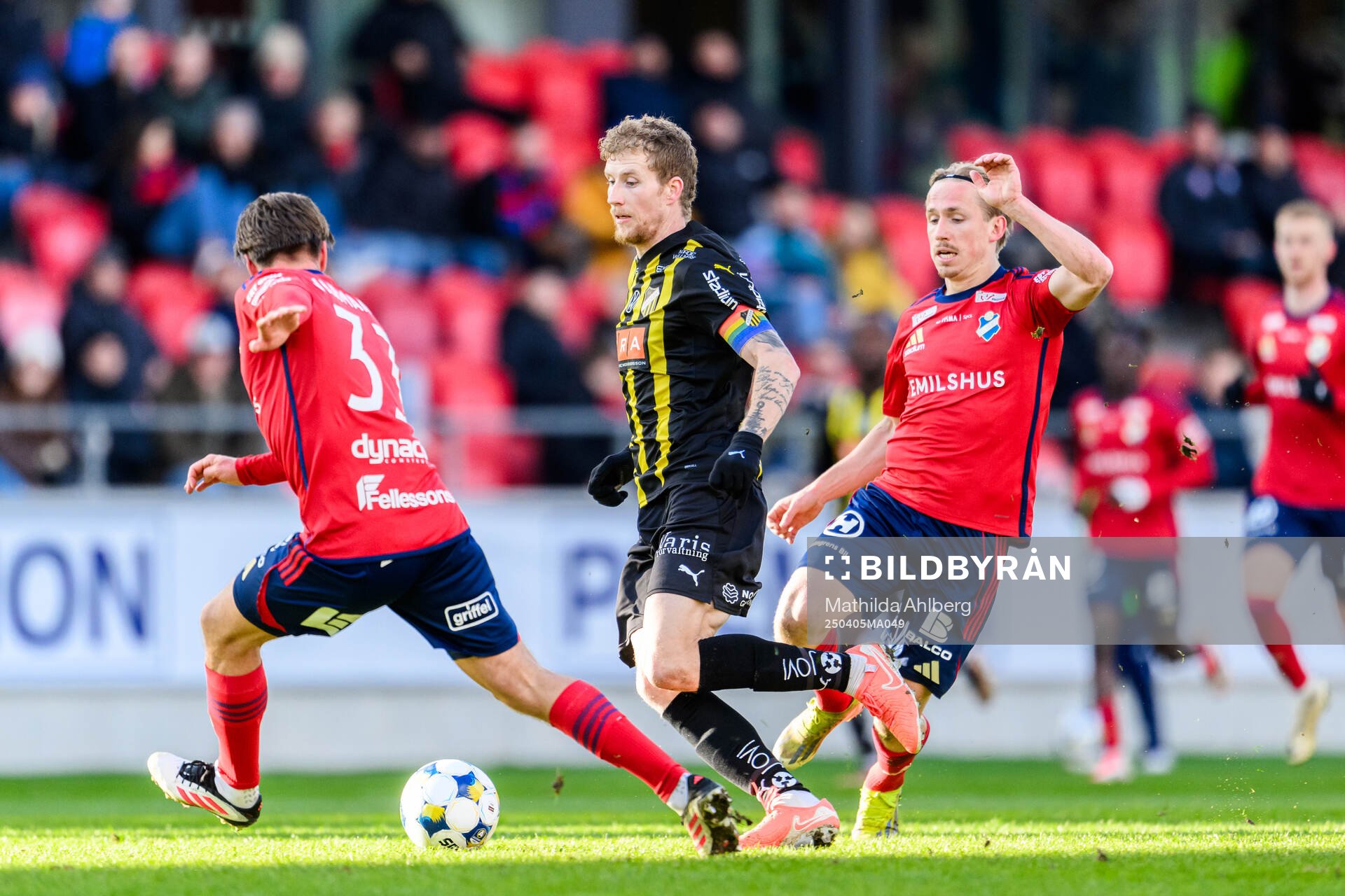 Östers David Seger försvarar mot Häckens Simon Gustafson