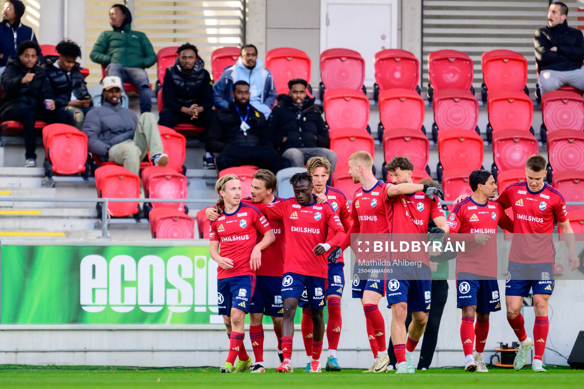 Östers David Seger jublar med lagkamrater