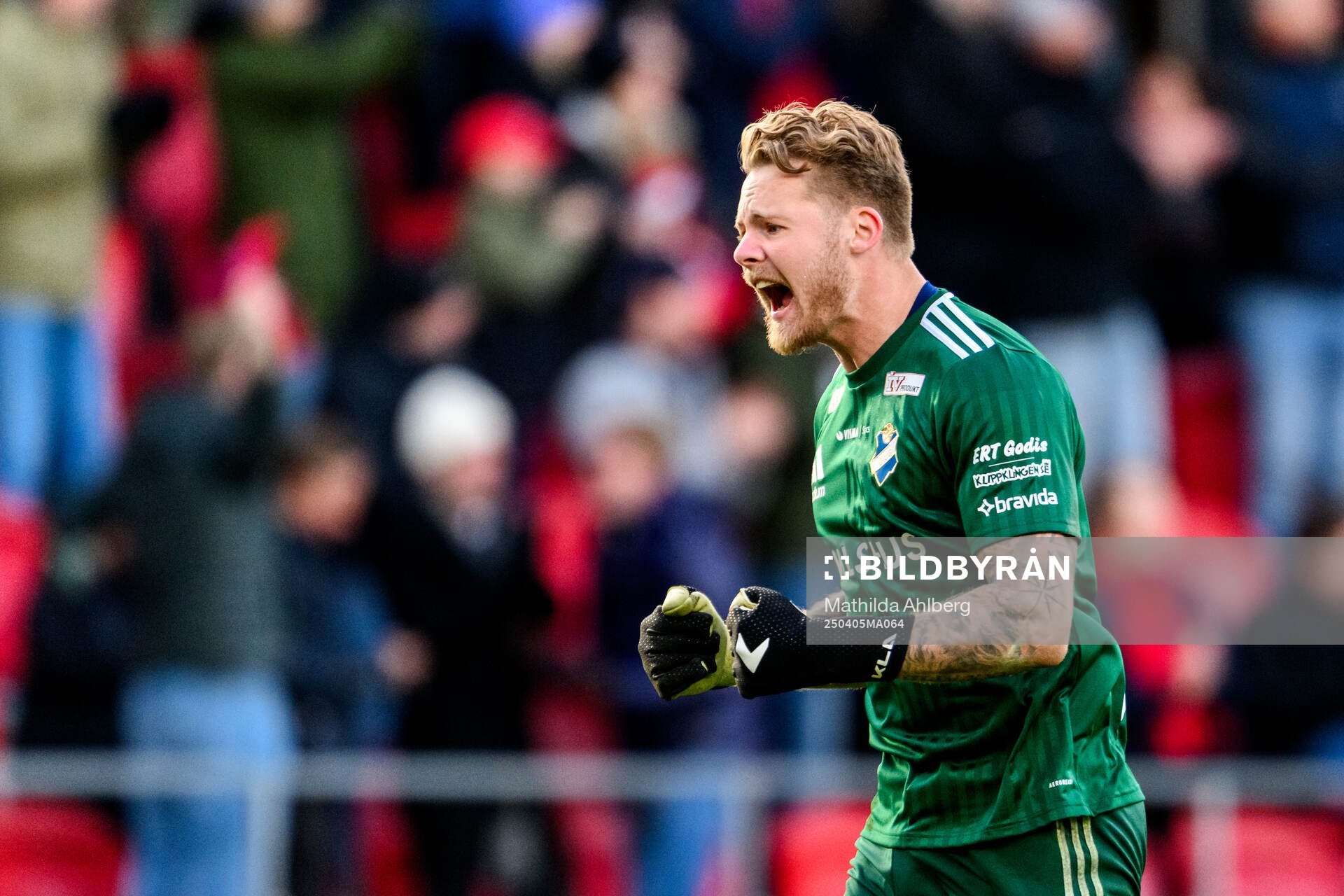 Östers målvakt Robin Wallinder jublar