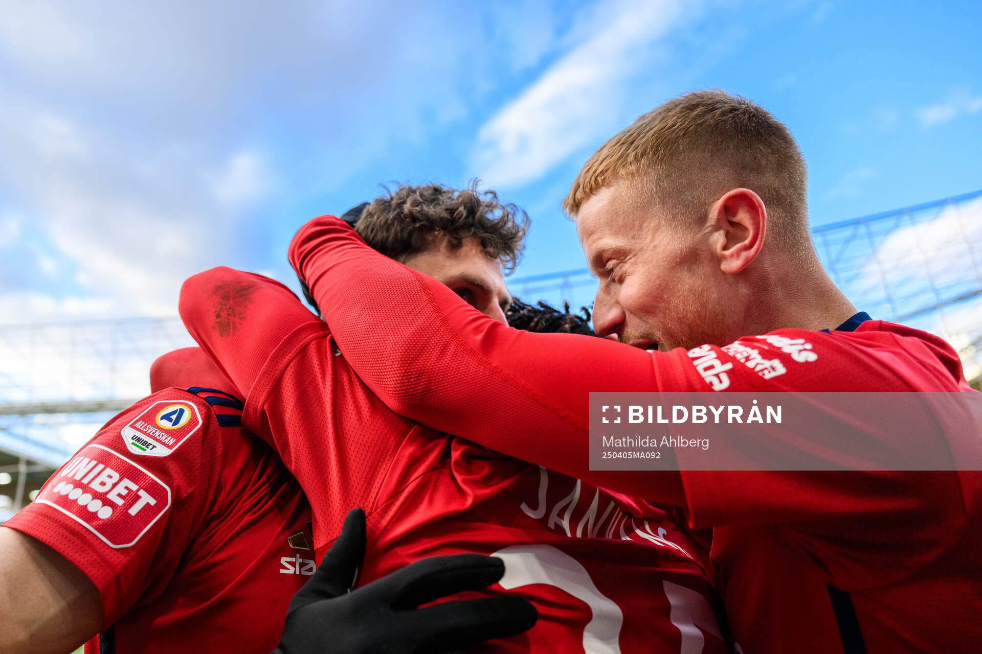 Östers Alibek Aliev och Daniel Ask jublar efter 2-0 under fotbollsmatchen i Allsvenskan mellan Öster och Häcken den 5 april 2025 i Växjö. 