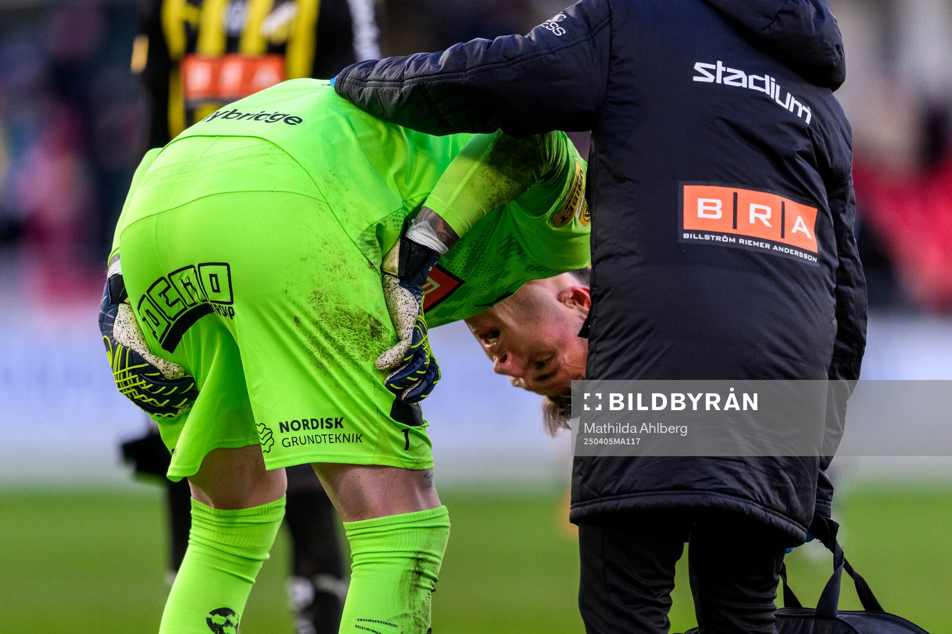 Häckens målvakt Andreas Linde har ont