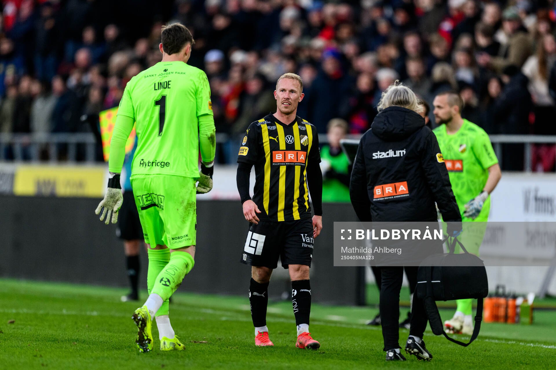 Byte mellan Häckens målvakt Oscar Jansson och Andreas