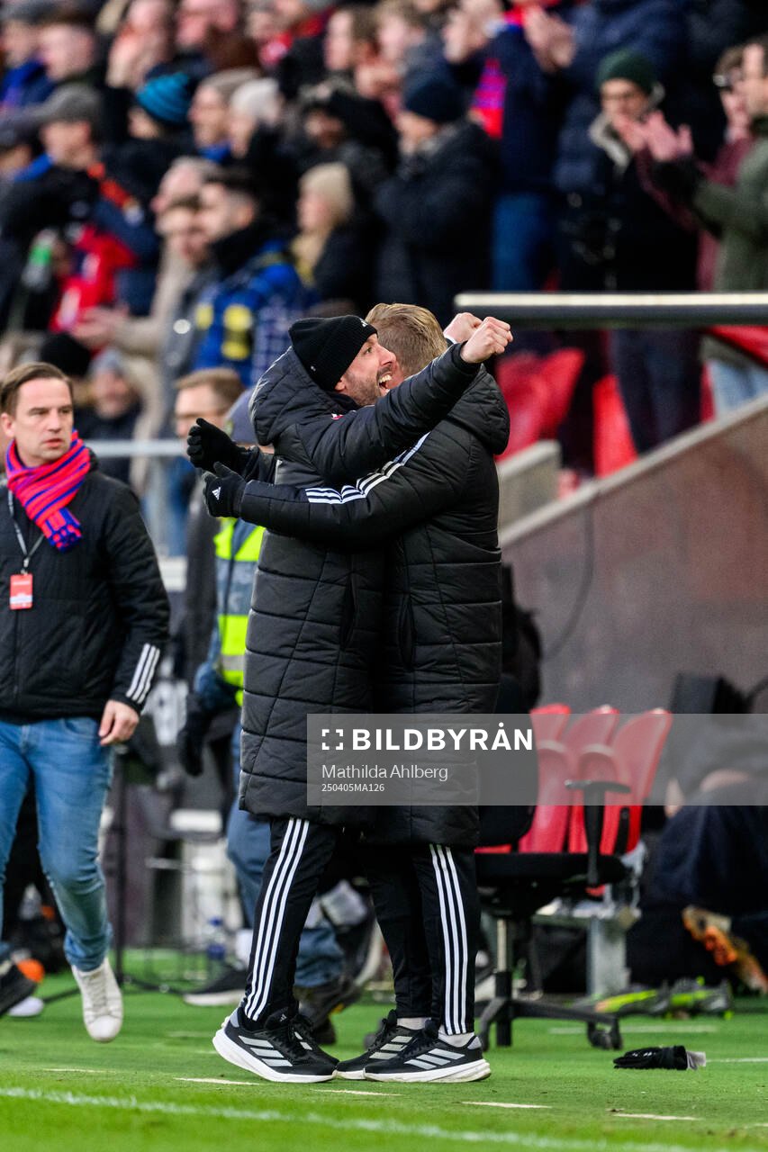 Östers tränare Martin Foyston jublar