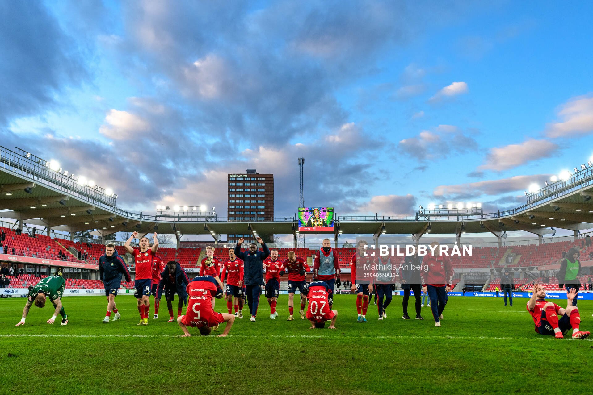 Östers spelare jublar