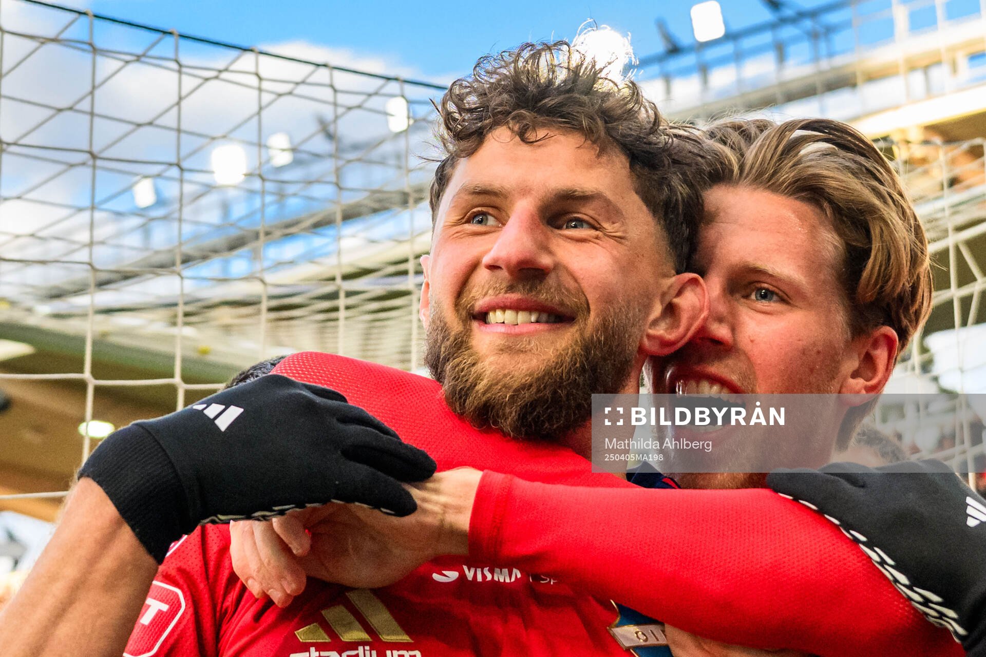 Östers Alibek Aliev och Noah Söderberg jublar efter 2-0 under fotbollsmatchen i Allsvenskan mellan Öster och Häcken den 5 april 2025 i Växjö.