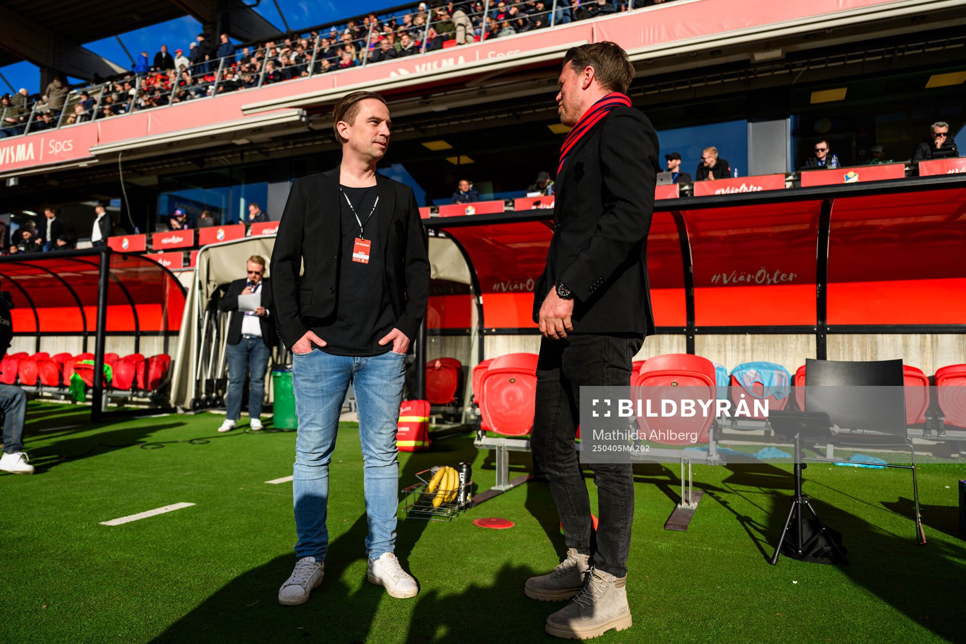 Östers klubbdirektör Jens Magnusson och tillförordnad sportchef Christian Järdler inför fotbollsmatchen i Allsvenskan mellan Öster och Häcken den 5 april 2025 i Växjö.
