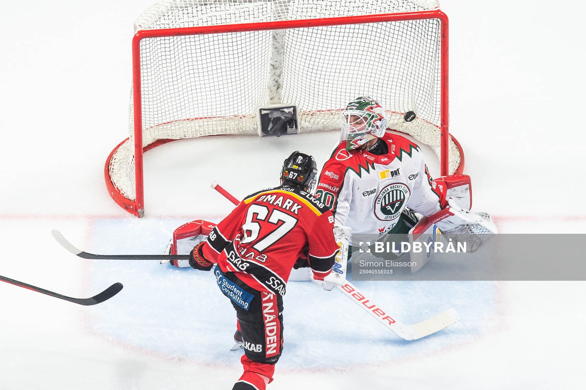 Luleås Linus Omark gör 1-0 bakom Frölundas målvakt
