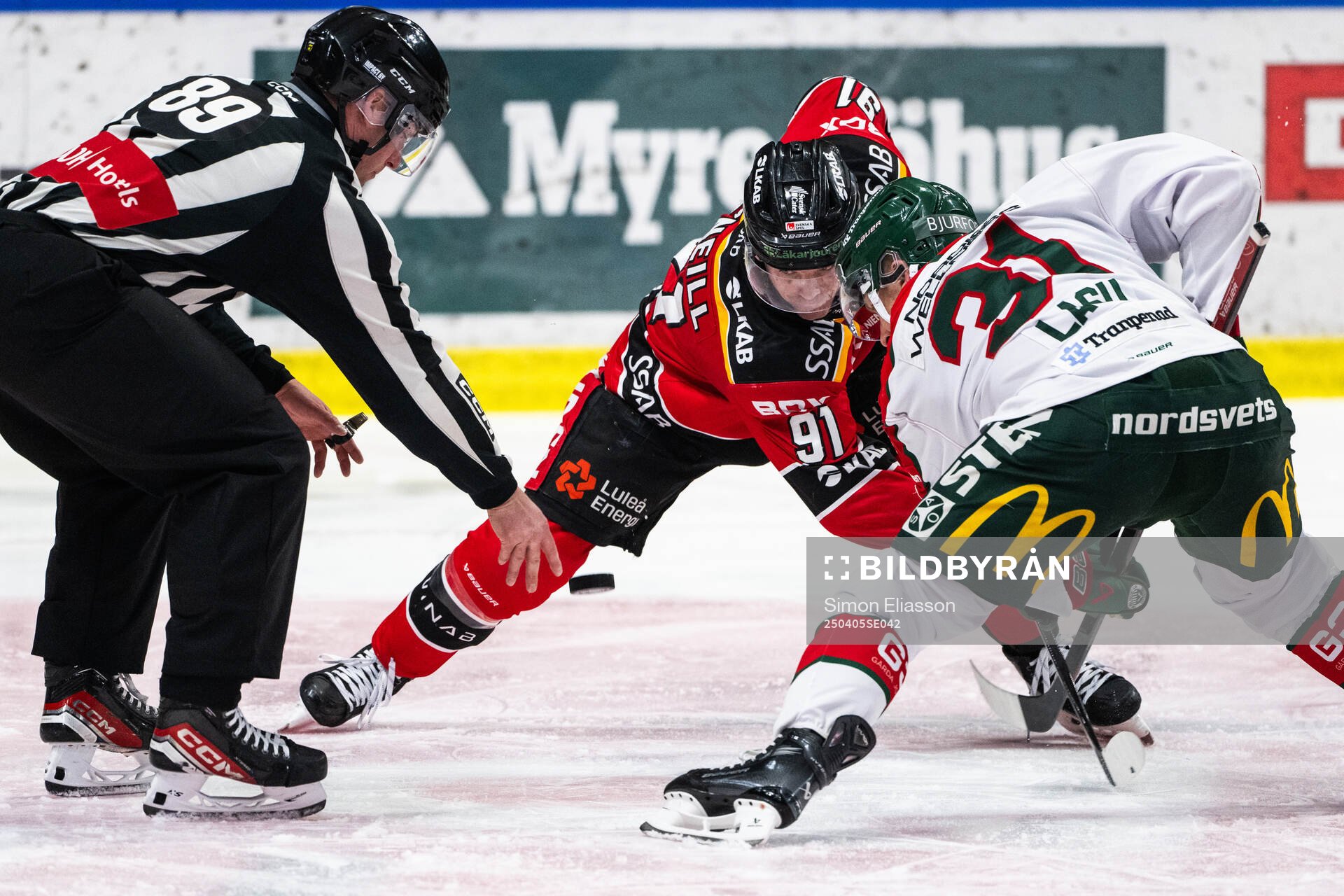 Luleås Brian O'neil och Frölundas Nicklas Lasu tekar