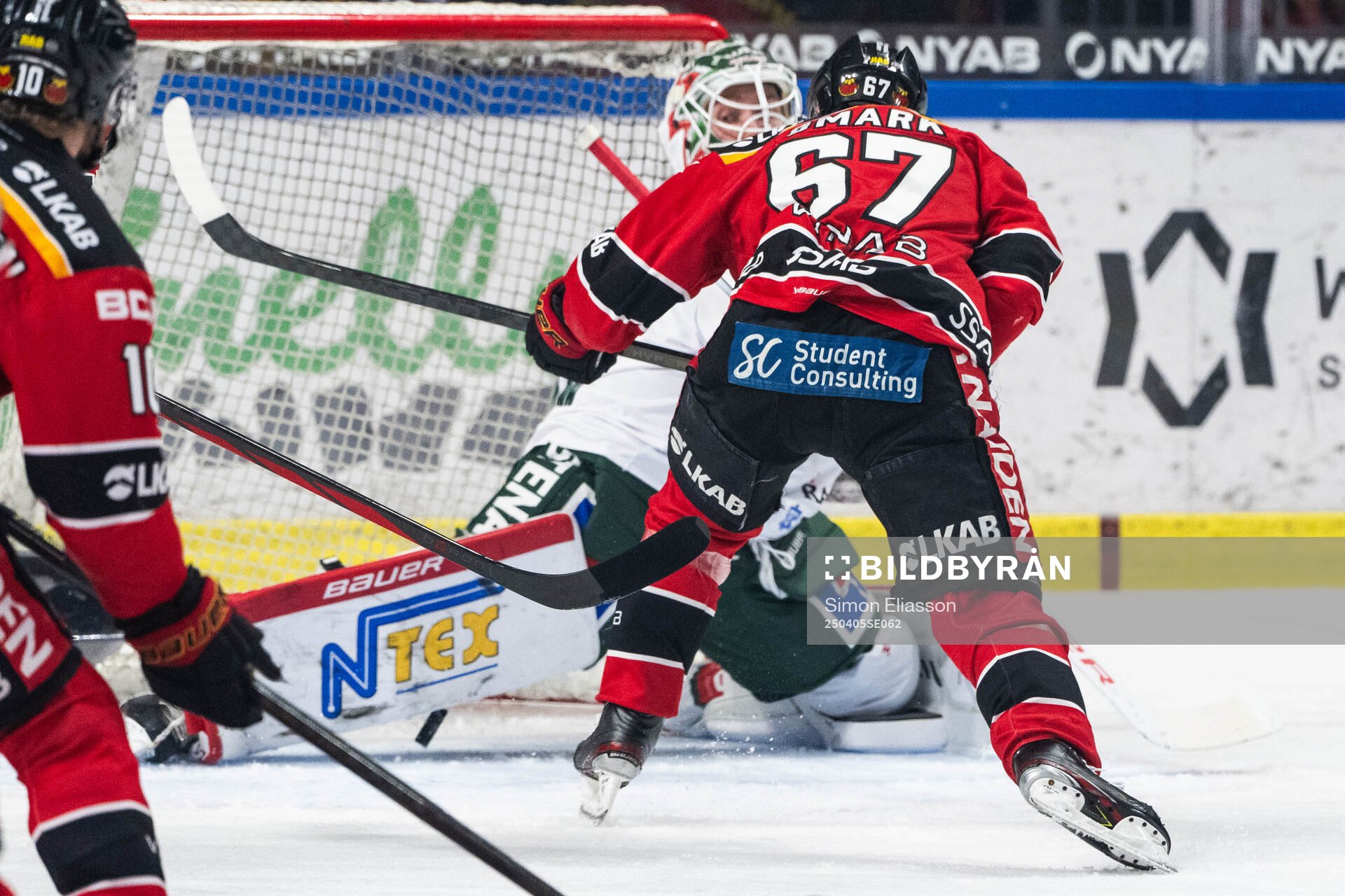 Luleås Linus Omark gör 1-0 bakom Frölundas målvakt