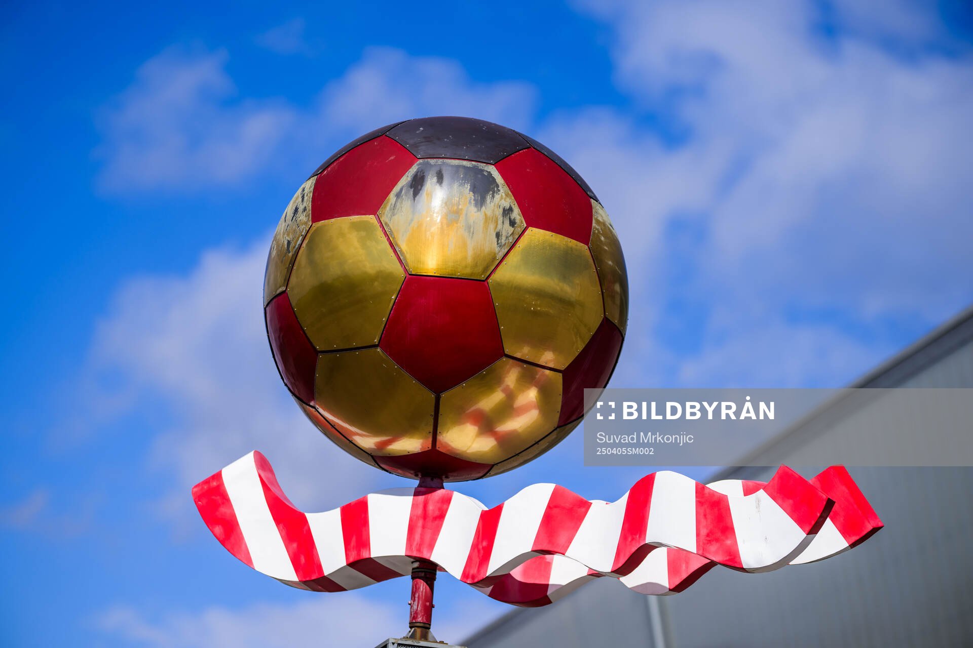 En fotbollsstaty utanför Guldfågeln Arena