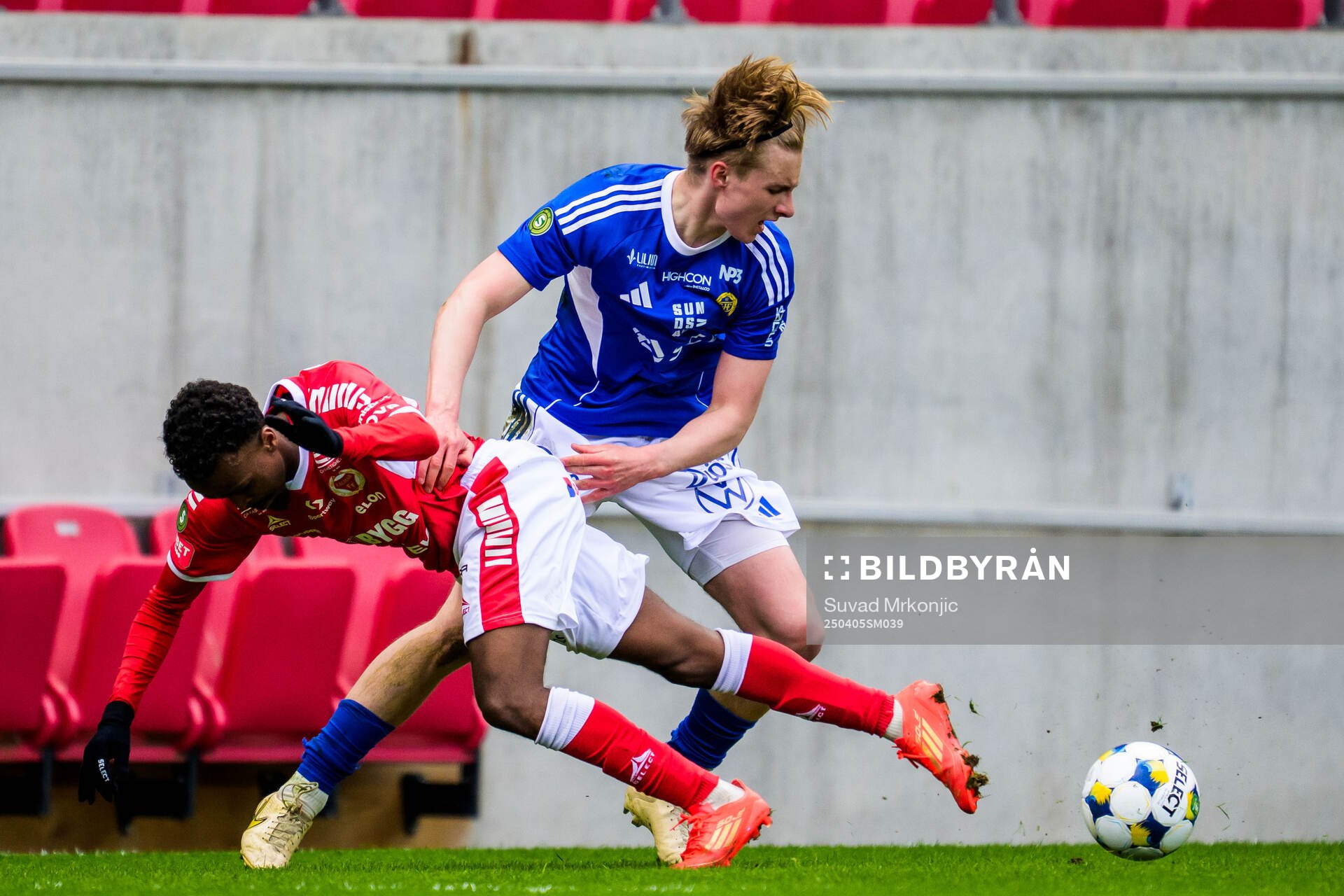 Kalmars Abdi Sabriye och GIF Sundsvalls Malte Hallin under fotbollsmatchen i Superettan mellan Kalmar och GIF Sundsvall den 5 april 2025 i Kalmar.