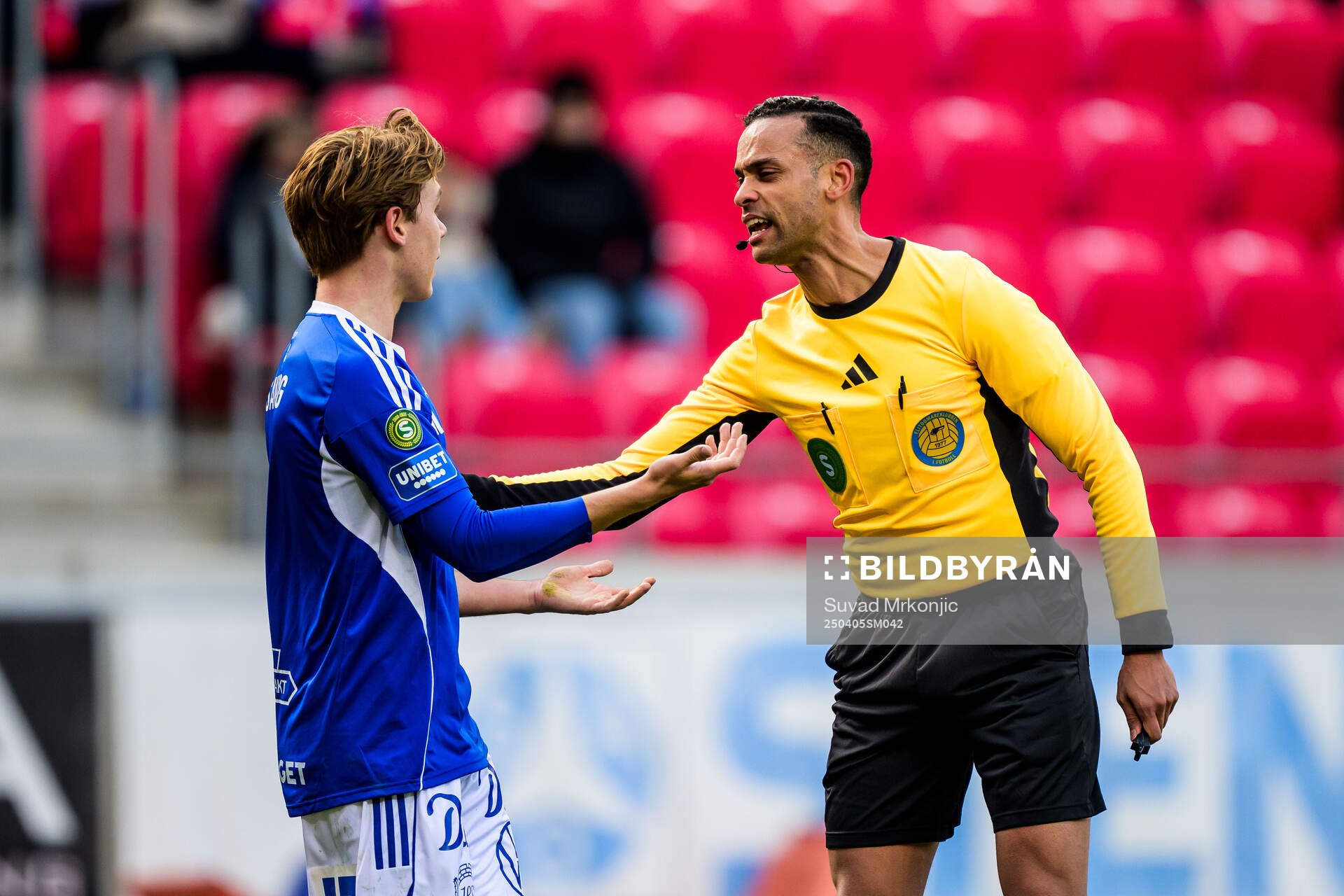 GIF Sundsvalls Ture Sandberg och Domare Farouk nehdi under fotbollsmatchen i Superettan mellan Kalmar och GIF Sundsvall den 5 april 2025 i Kalmar.