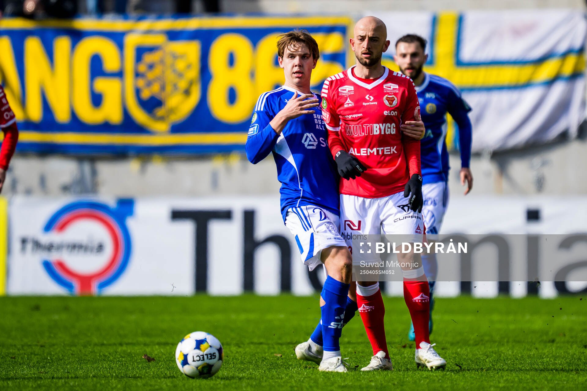 GIF Sundsvalls Ture Sandberg och Kalmars Robert Gojani under fotbollsmatchen i Superettan mellan Kalmar och GIF Sundsvall den 5 april 2025 i Kalmar.
