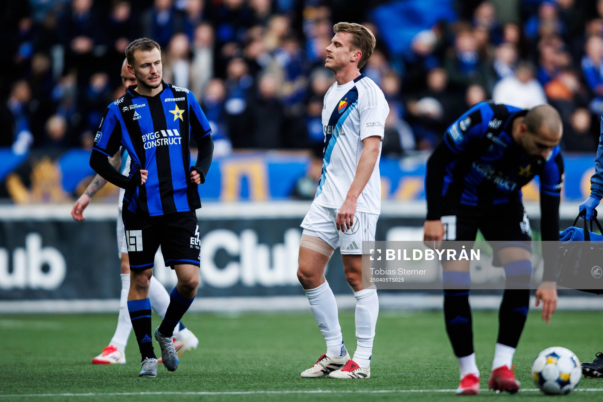 Djurgårdens Rasmus Schuller lämnar planen skadad