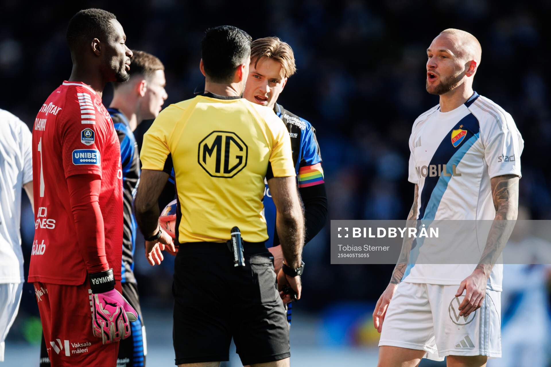 Domare Mohammed Al-Hakim, målvakt Ismael Diawara, Adam