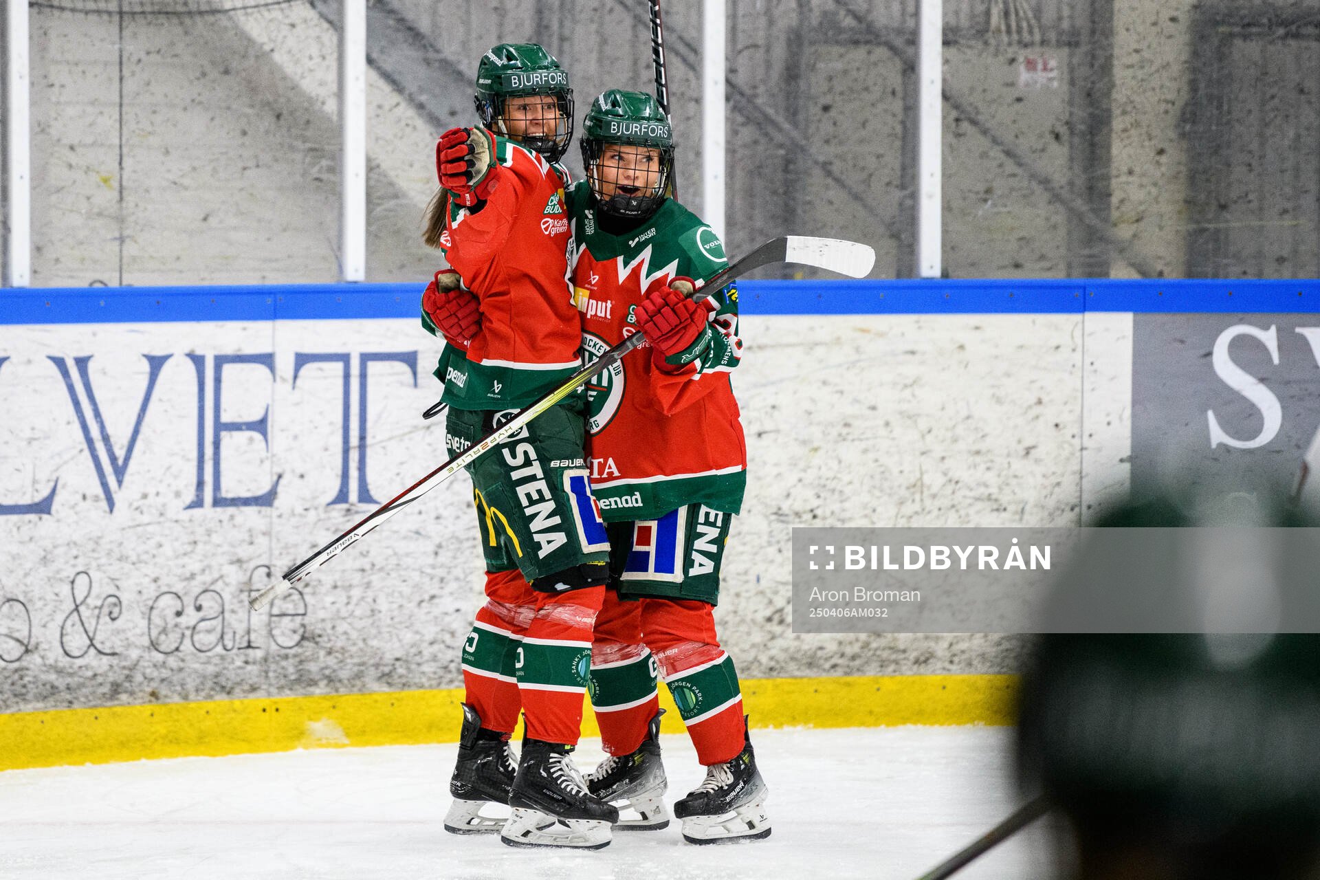 Frölundas Elicia Dunhäll jublar med Wilma Berlin