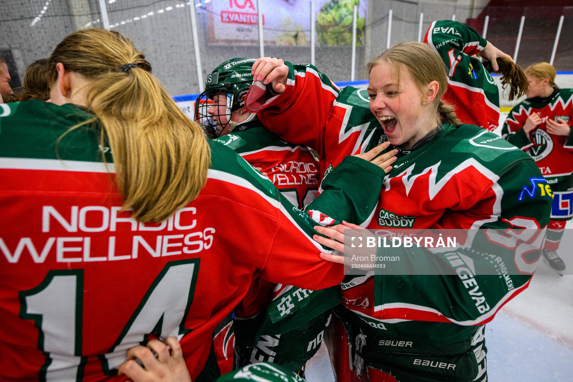 Frölundas målvakt Ellen Jeansson jublar med lagkamrater