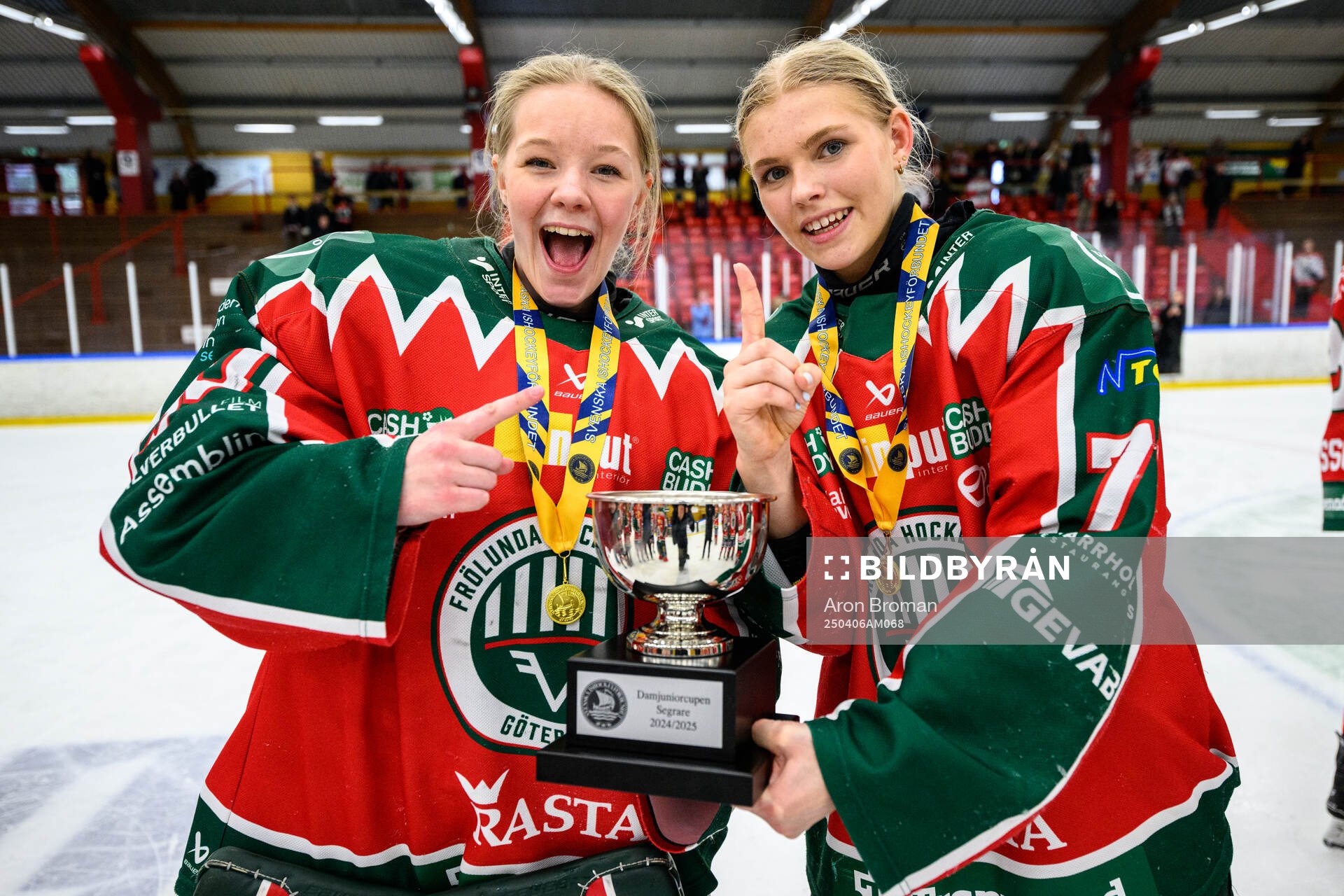 Frölundas målvakt Ellen Jeansson och Ella Thorbard jublar
