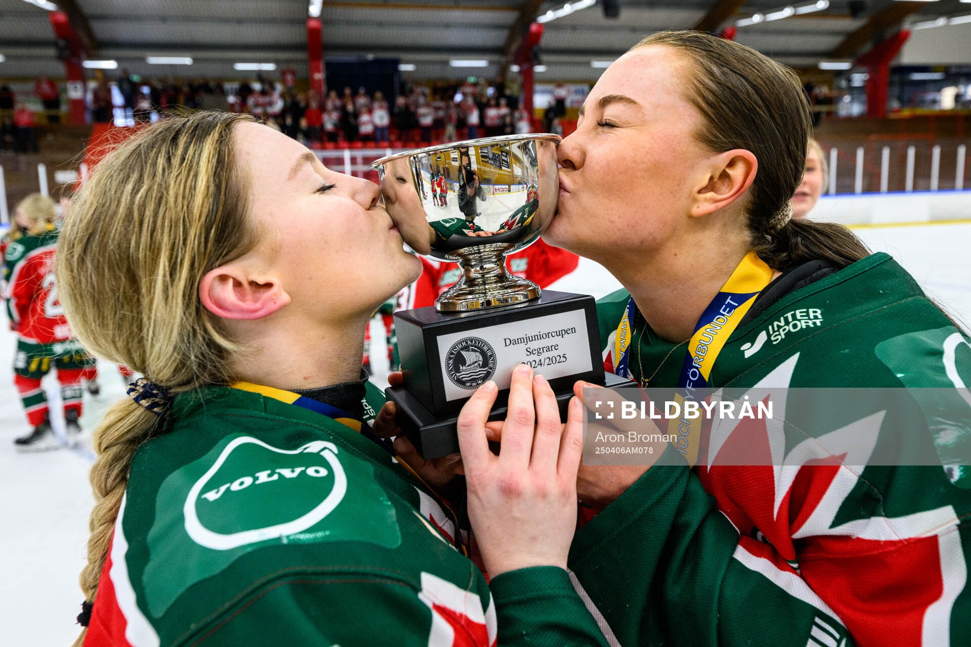 Frölundas Stina Röhricht och Elicia Dunhäll jublar