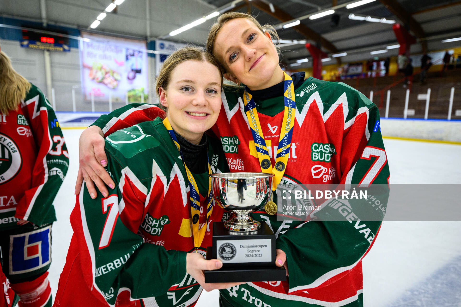 Frölundas Stina Röhricht och Elicia Dunhäll jublar
