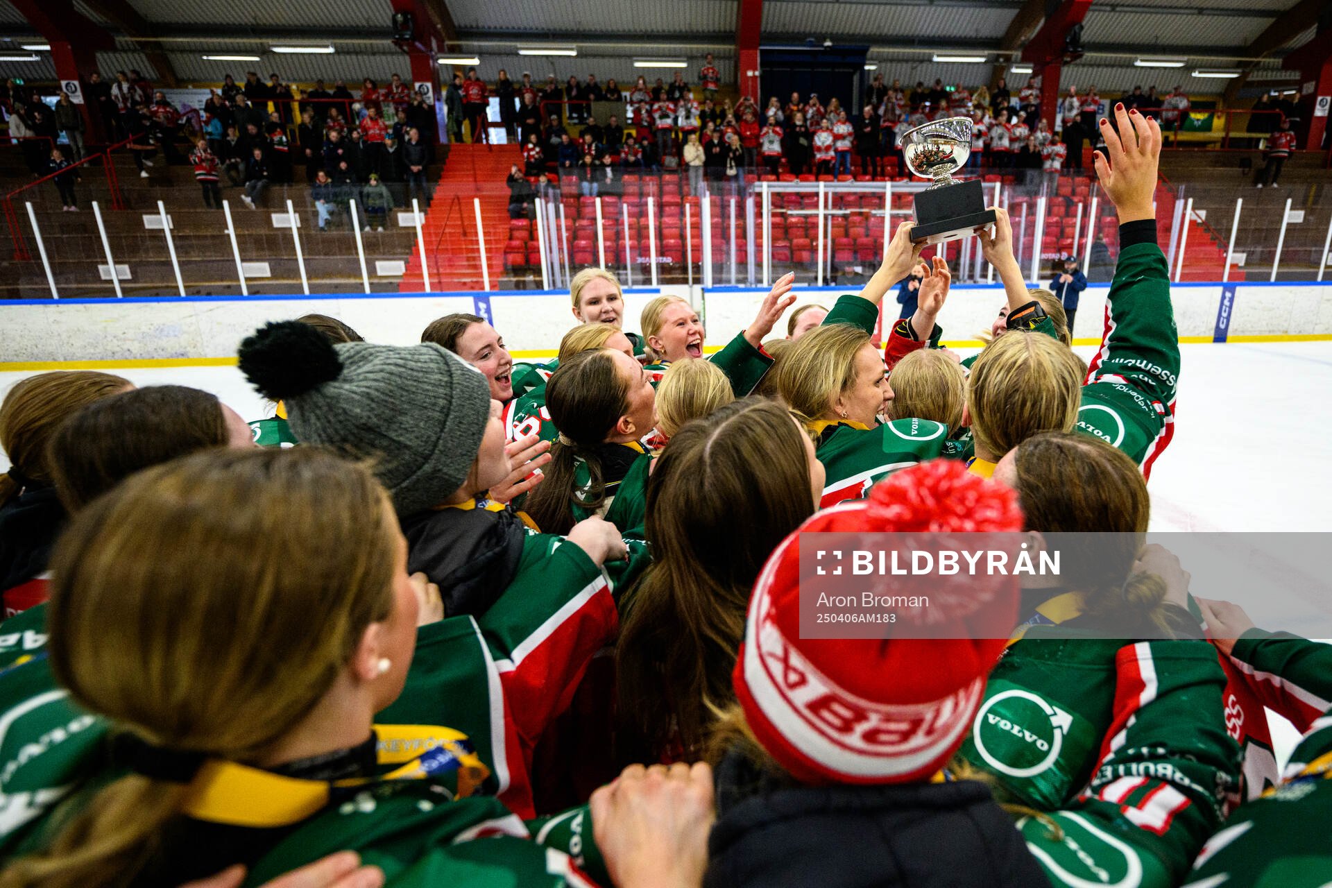 Frölundas spelare jublar med pokalen