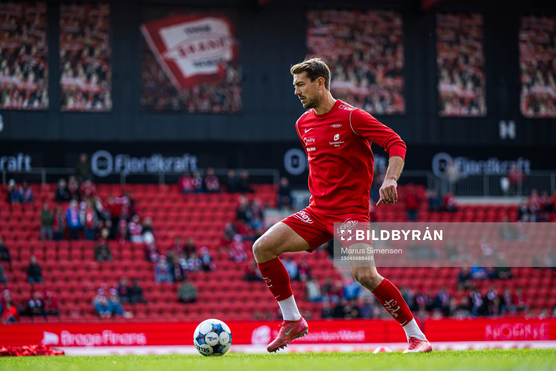 Fredrik Pallesen Knudsen of Brann warms up