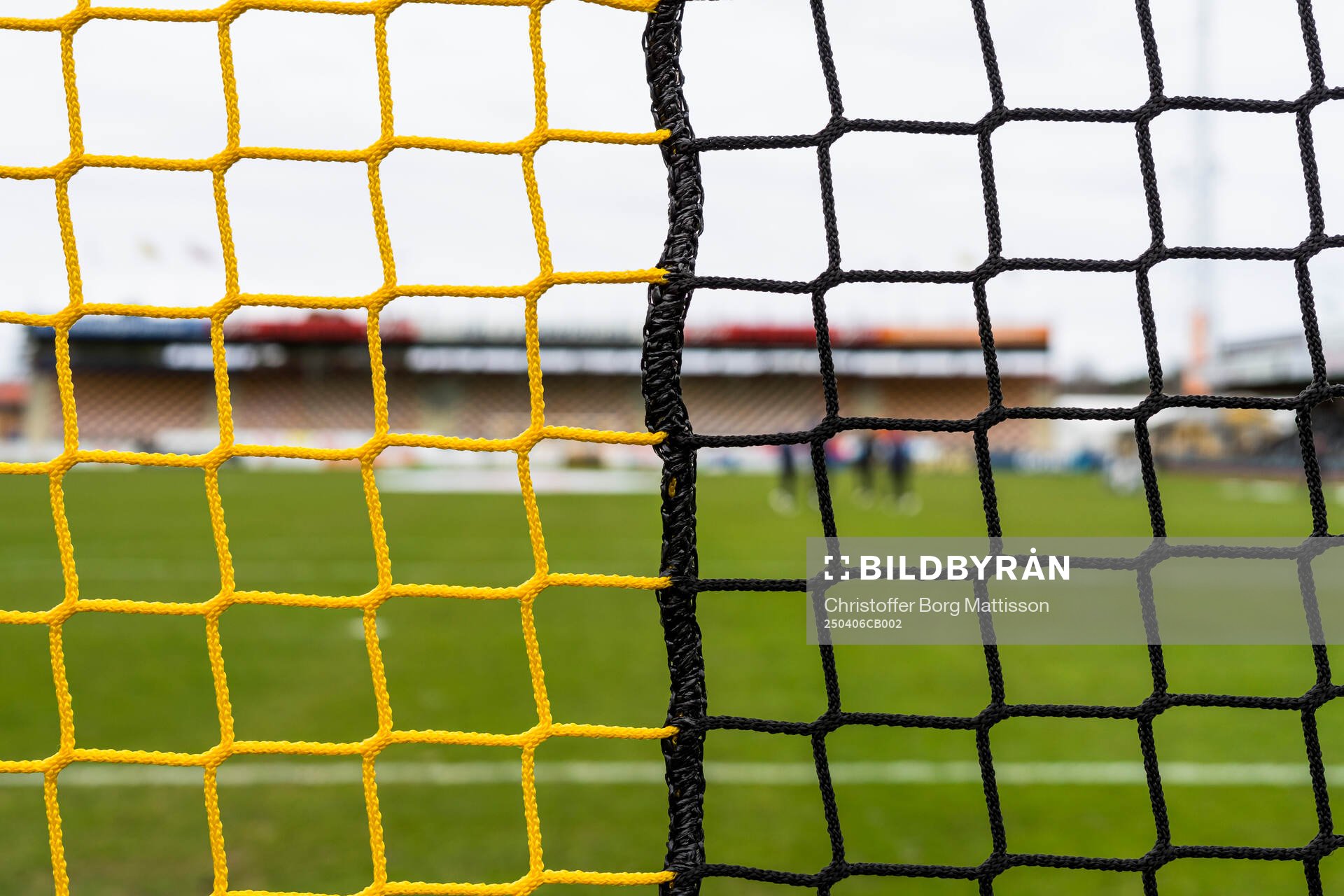 Gul-svart nätmaskor i ett fotbollsmål inför fotbollsmatchen i Allsvenskan mellan Mjällby och GAIS den 6 april 2025 i Hällevik. 