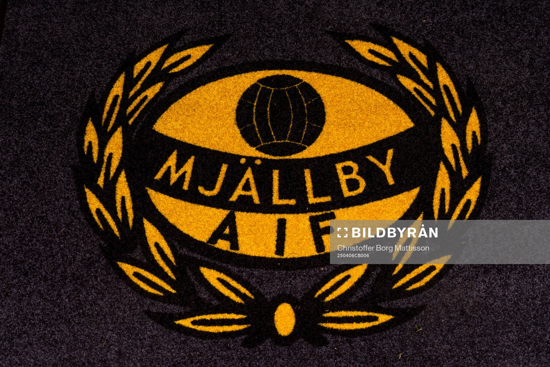 Mjällbys klubbmärke på en matta inför fotbollsmatchen i Allsvenskan mellan Mjällby och GAIS den 6 april 2025 i Hällevik. 