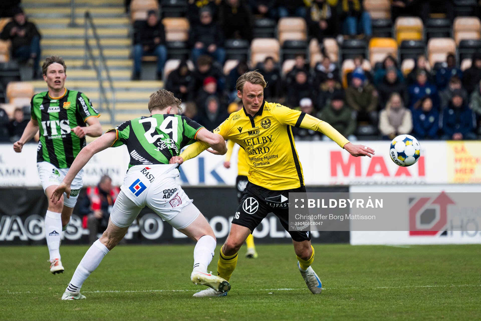 GAISs Filip Beckman och Mjällbys Alexander Johansson under fotbollsmatchen i Allsvenskan mellan Mjällby och GAIS den 6 april 2025 i Hällevik.
