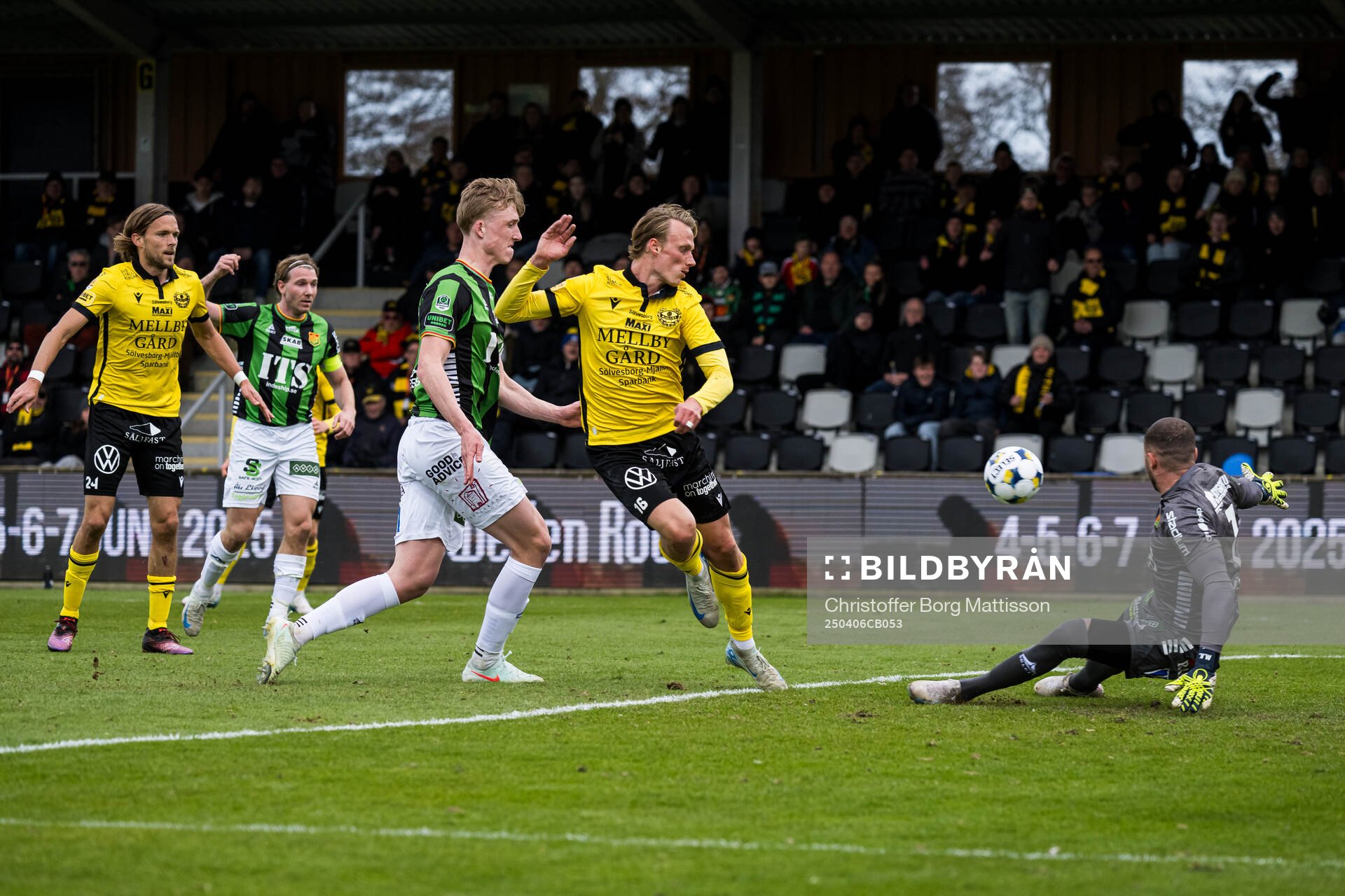 Mjällbys Alexander Johansson och GAISs målvakt Mergim