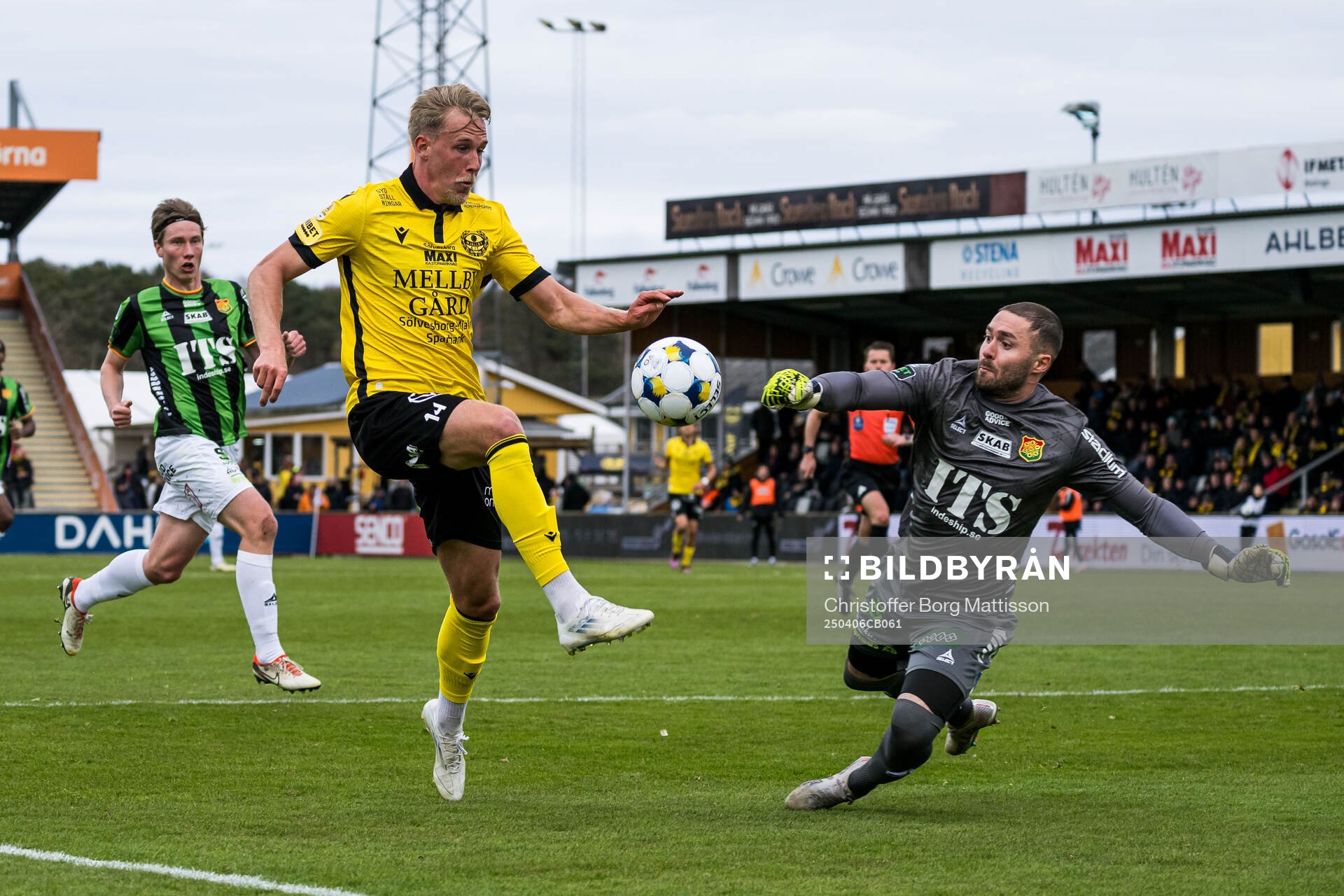 Mjällbys Herman Johansson och GAISs målvakt Mergim